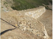 Muro construido en el vertedero Jaén-Sierra Sur (término municipal de Jaén)