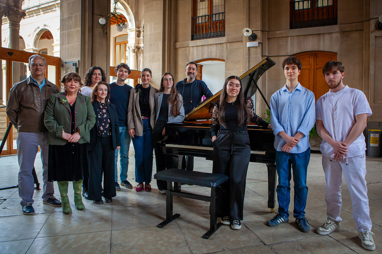 La vicepresidenta tercera, con algunos de los músicos que han tomado parte en estos recitales que anuncian el Premio "Jaén" de Piano | Diputación de Jaén | Ampliar imagen