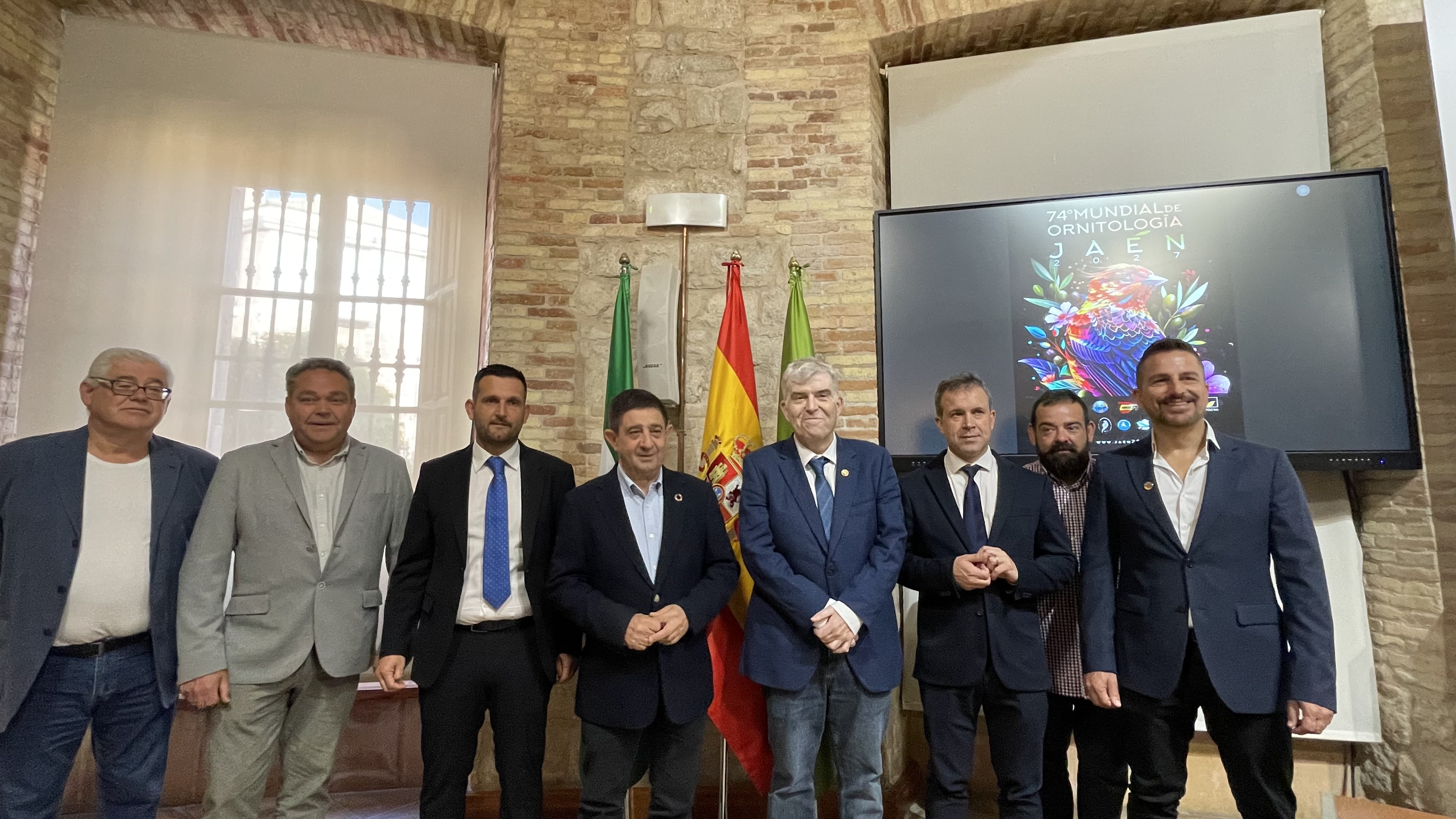 Representantes de las distintas federaciones de ornitología organizadoras junto a Paco Reyes y Julio Millán