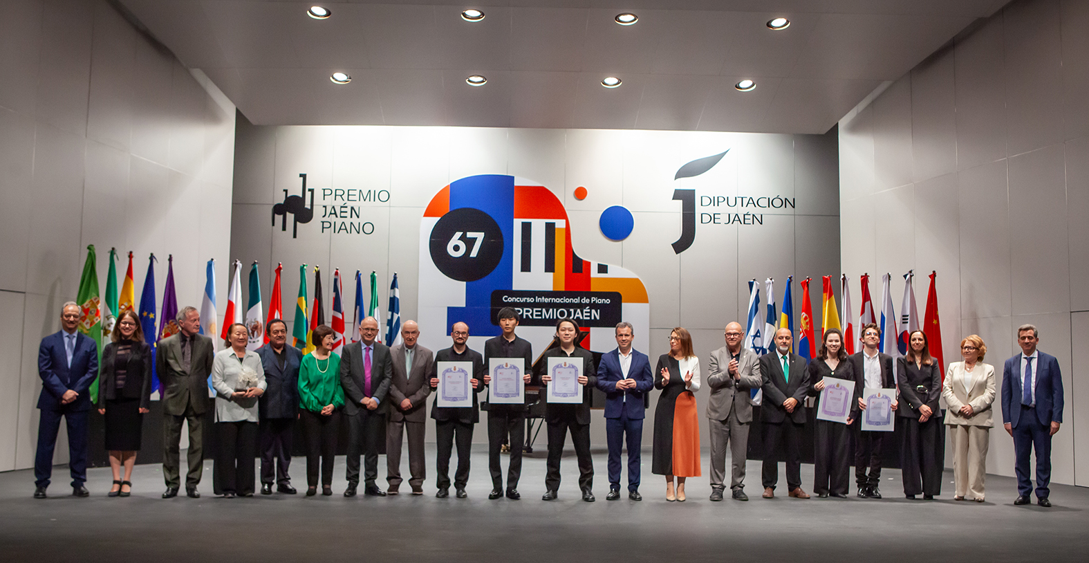 Foto de familia de autoridades y premiados con la que se ha clausurado este concurso