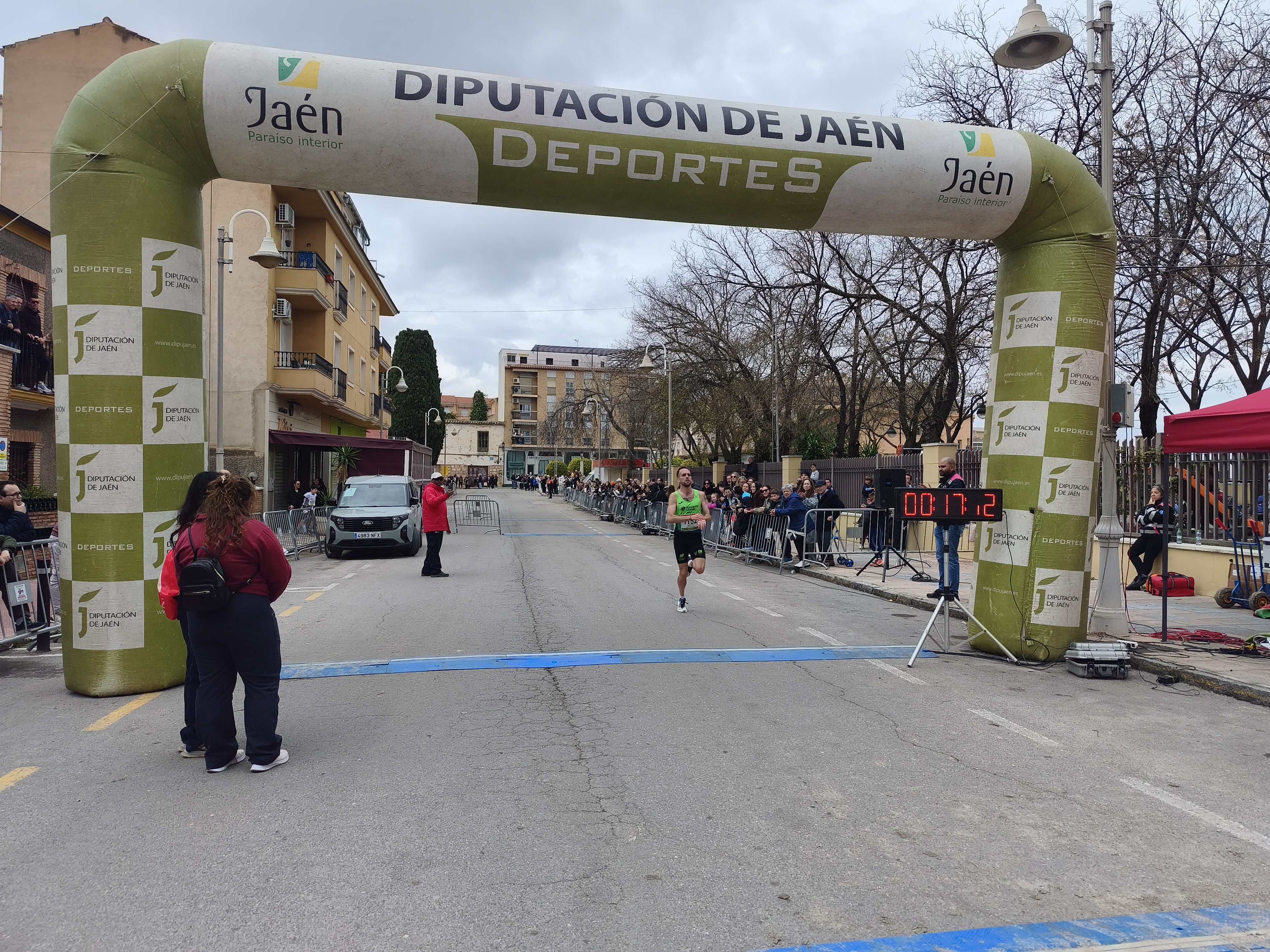 LLegada a meta del atleta Sebastián Martos, del Club Unicaja | Diputación de Jaén | Ampliar imagen