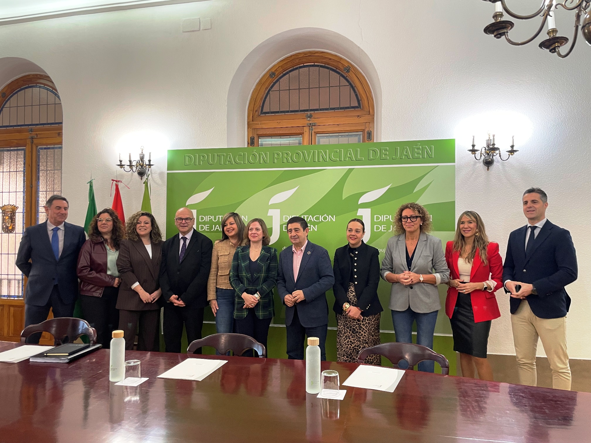 Participantes en el encuentro de trabajo que se ha celebrado en la Diputación con mujeres profesionales jiennenses