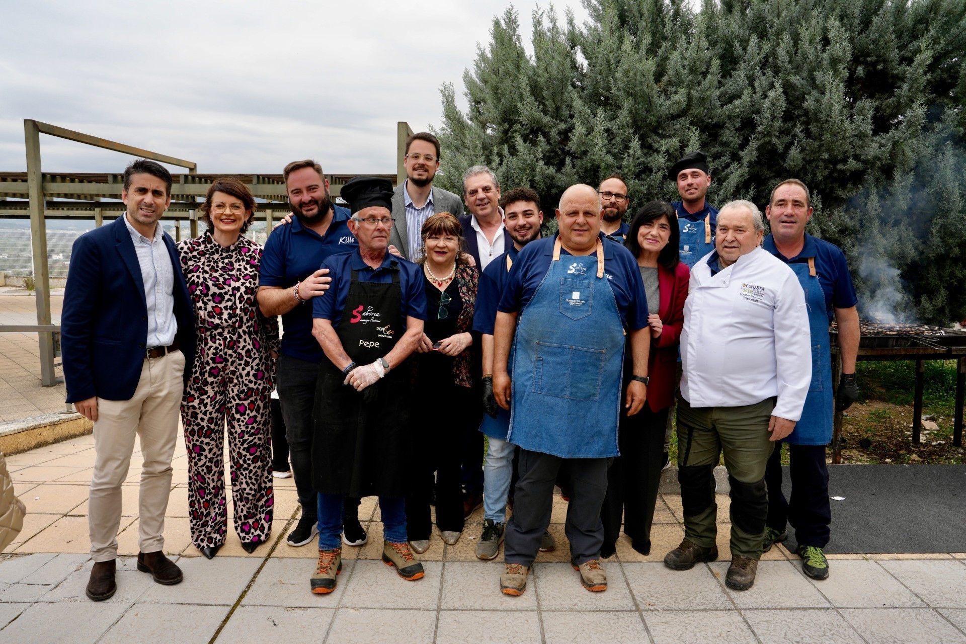 Foto de familia de autoridades junto a responsables de la organización del Festival del Cordero