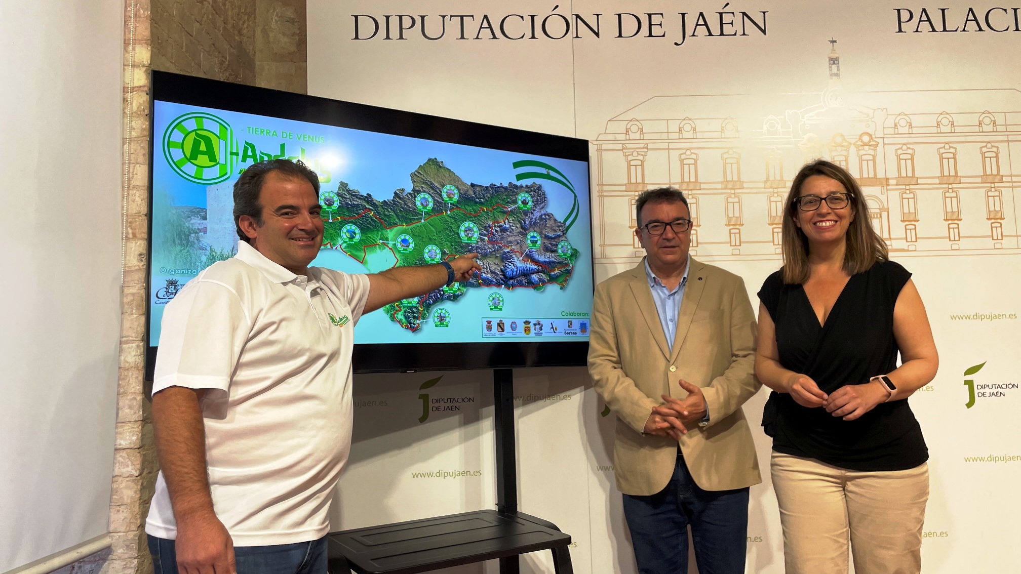 Eduardo Soler señala en el mapa a Castillo de Locubín, con Cristóbal Rodríguez y África Colomo de testigos | Diputación de Jaén | Ampliar imagen