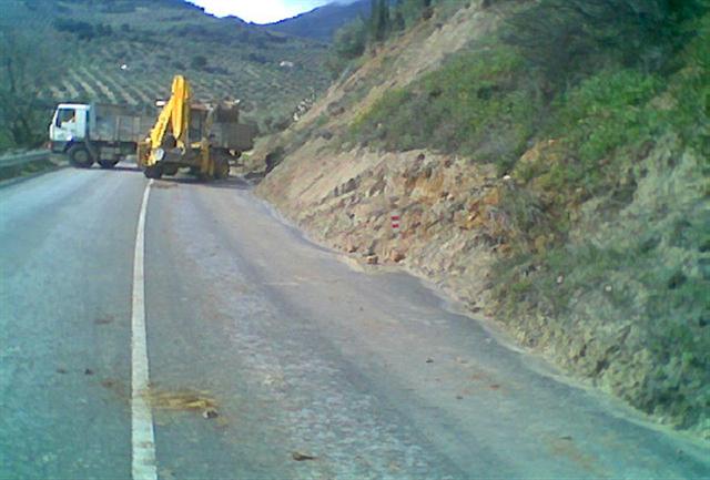 08-03-10 Limpieza de desprendimientos en la JA-3210, Jaén a Puente de la Sierra. JPEG de 157 KB