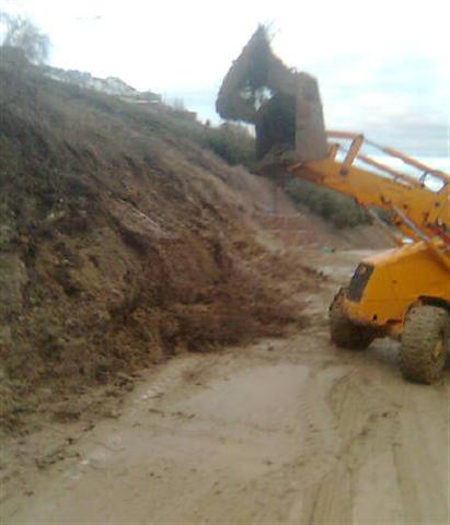 08-03-10 Limpieza de desprendimientos de rocas, tierra y pinos en la JA-9113, acceso a Benatae. JPEG de 85 KB