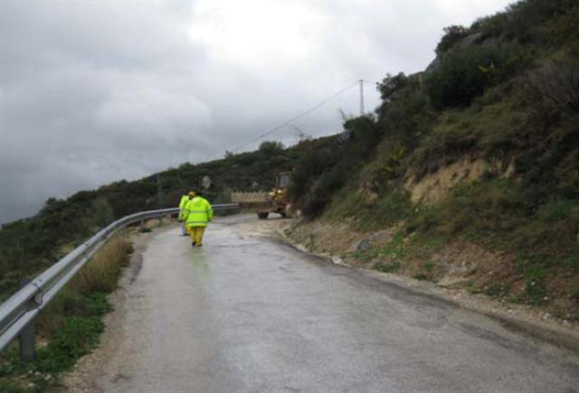 08-03-10 Limpieza de desprendimientos en la JV-2222, Puente de la Sierra a Otíñar. JPEG de 109 KB