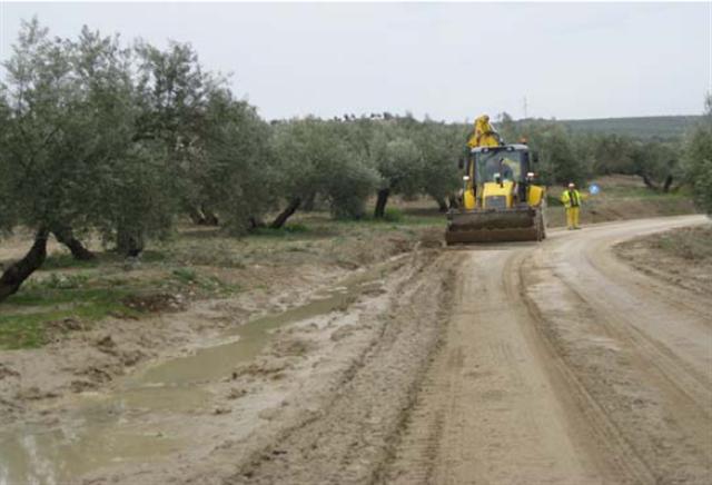 08-03-10 Limpieza de barro en la JV-2338, Arjona a Torredelcampo por El Berrueco. JPEG de 123 KB