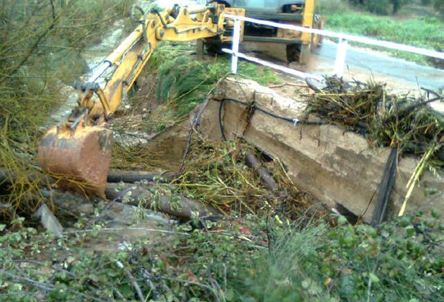 08-03-10 Limpieza de barro en la JV-6031, A-303 a Guarromán. JPEG de 240 KB