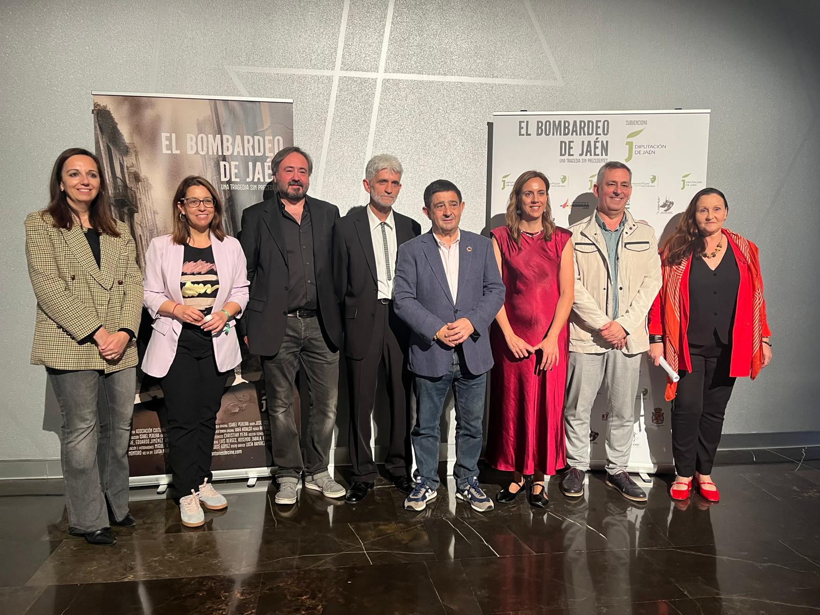 Autoridades presentes en el estreno del documental “El bombardeo de Jaén” junto a responsables y participantes de este proyecto cinematográfico