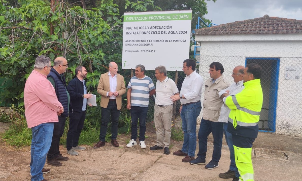 José Luis Hidalgo, en el centro, junto a Santiago Rodríguez, junto a técnicos encargados de estas obras | Diputación de Jaén | Ampliar imagen