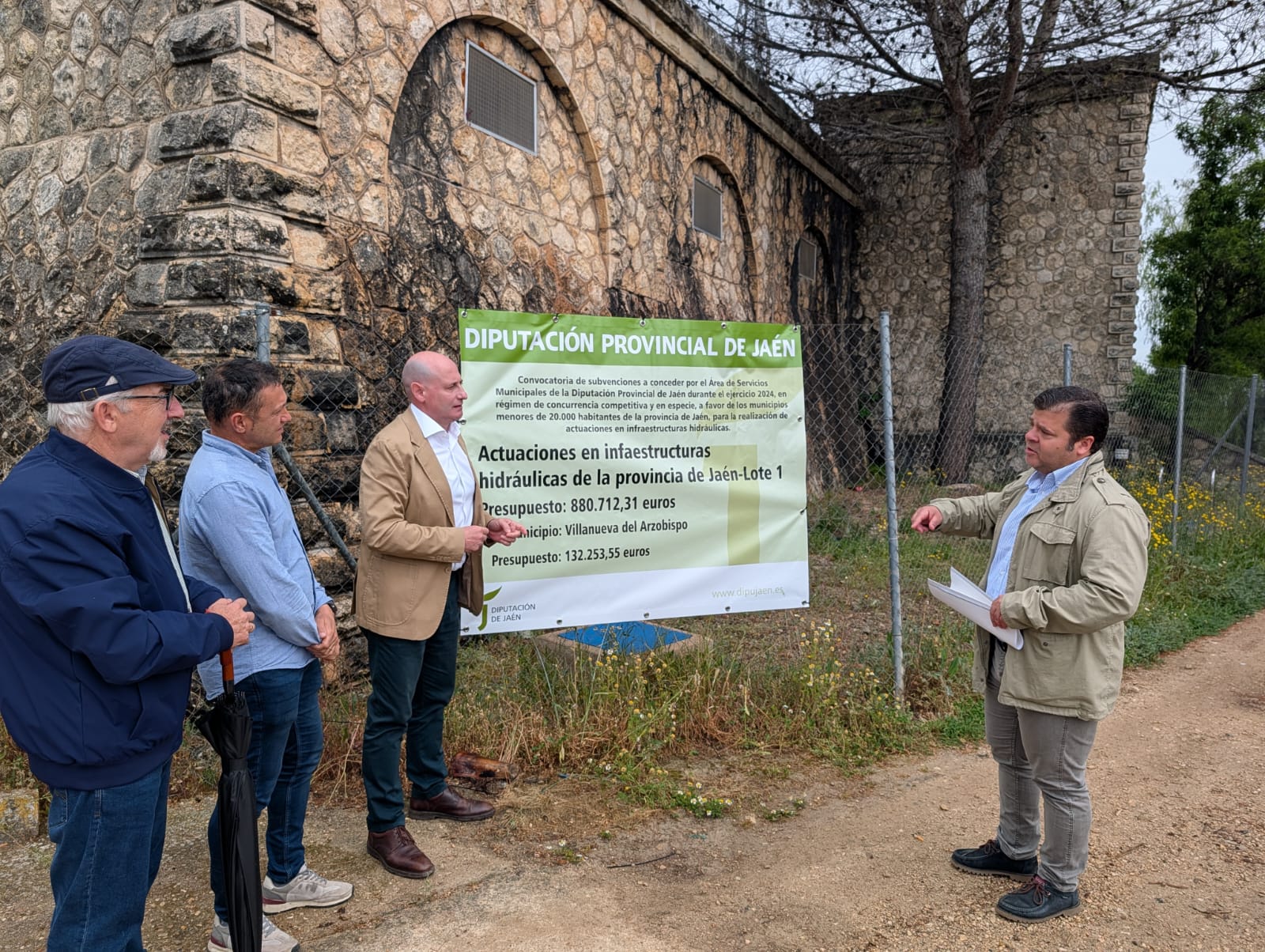 El diputado de Servicios Municipales atiende las explicaciones de un técnico sobre las obras en Villanueva del Arzobispo | Diputación de Jaén | Ampliar imagen