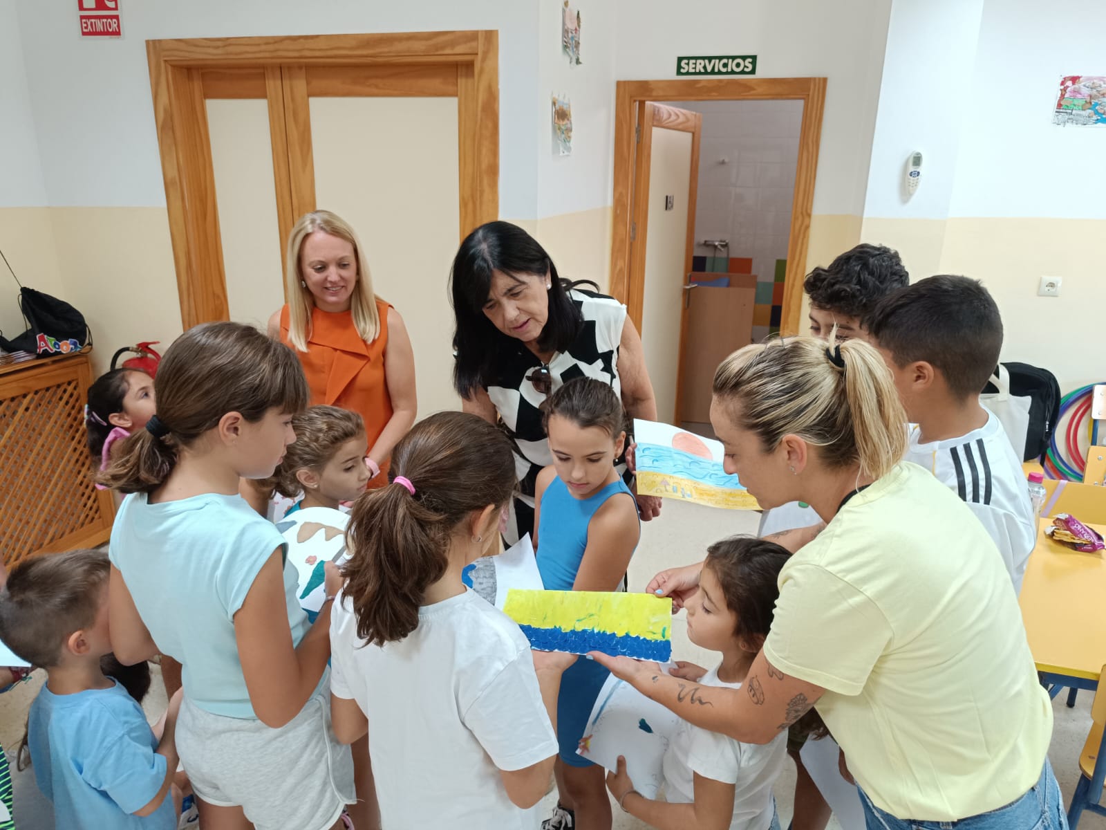 Durante la visita de la vicepresidenta cuarta a la escuela de verano de Burunchel | Diputación de Jaén | Ampliar imagen