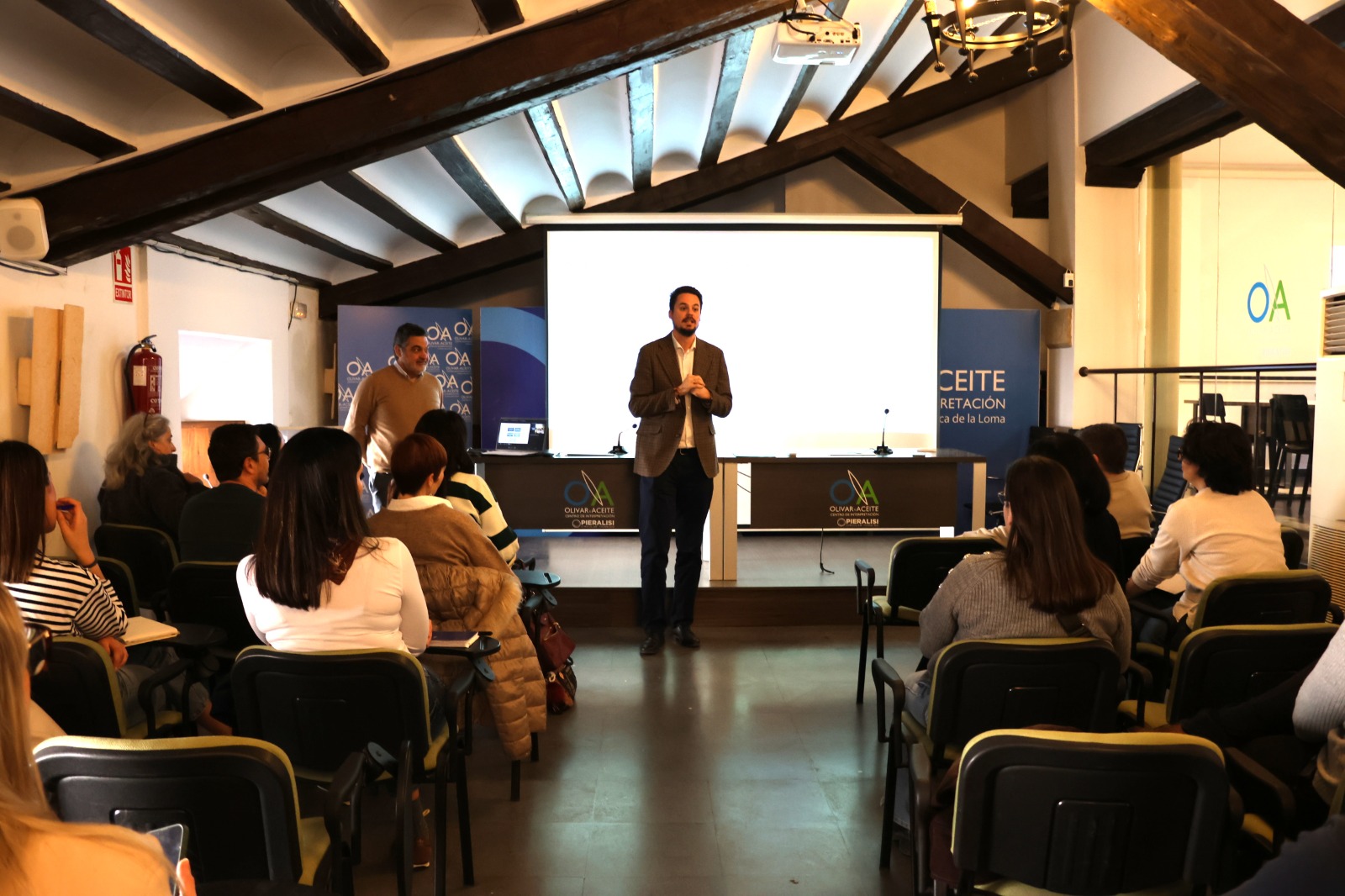 El diputado de Promoción y Turismo interviene en la apertura del taller formativo dedicado al marketing sensorial aplicado al Oleoturismo | Diputación de Jaén | Ampliar imagen
