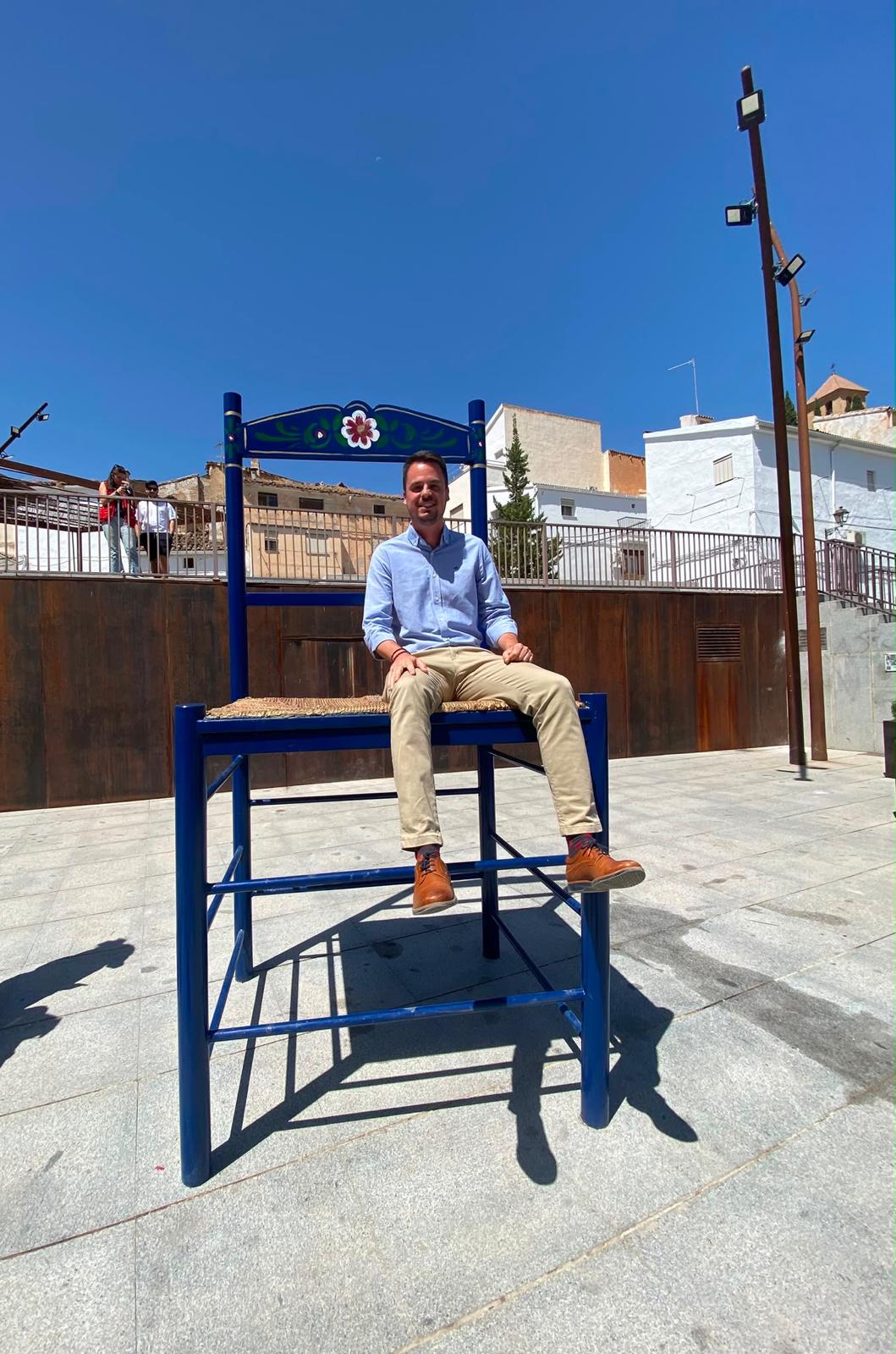 El diputado de Promoción y Turismo, en la silla monumental que se ha instalado en esta ruta literaria