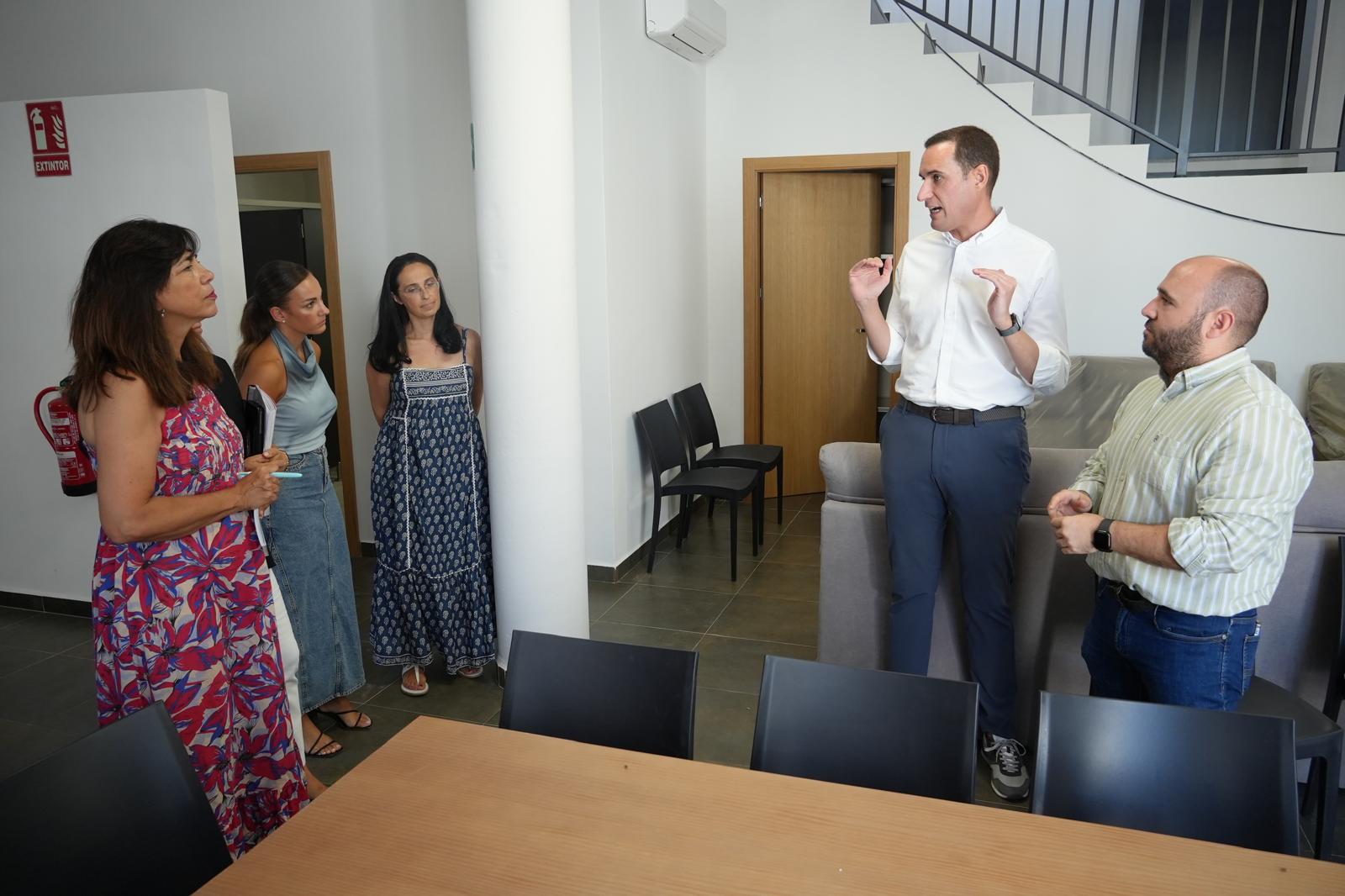 Juan Latorre y Francisco Ruiz, a la derecha, durante su visita al albergue municipal de Jimena | Diputación de Jaén | Ampliar imagen