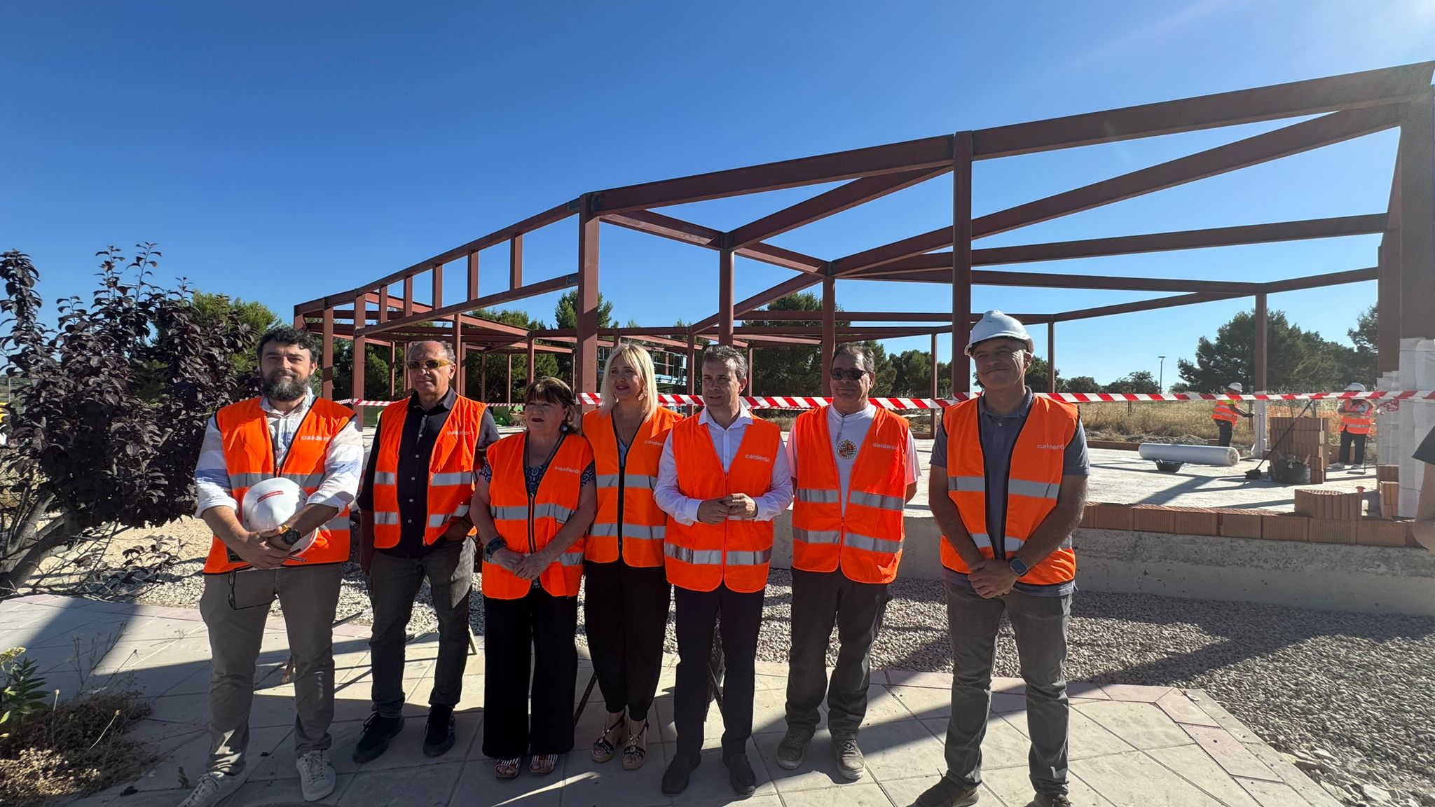 Foto de familia de autoridades y técnicos en esta visita | Diputación de Jaén | Ampliar imagen