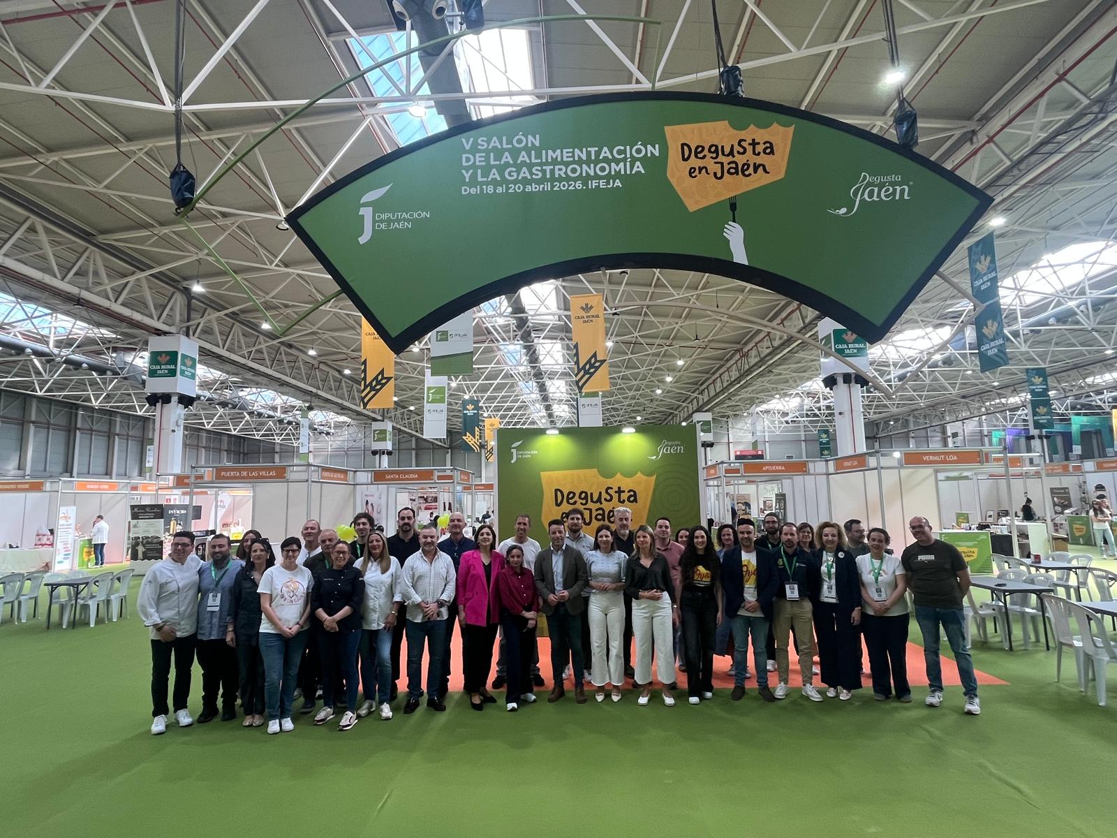 Isabel Uceda, en el centro, flanqueada por representantes de empresas agroalimentarias jiennenses en el V Salón Degusta Jaén | Diputación de Jaén | Ampliar imagen