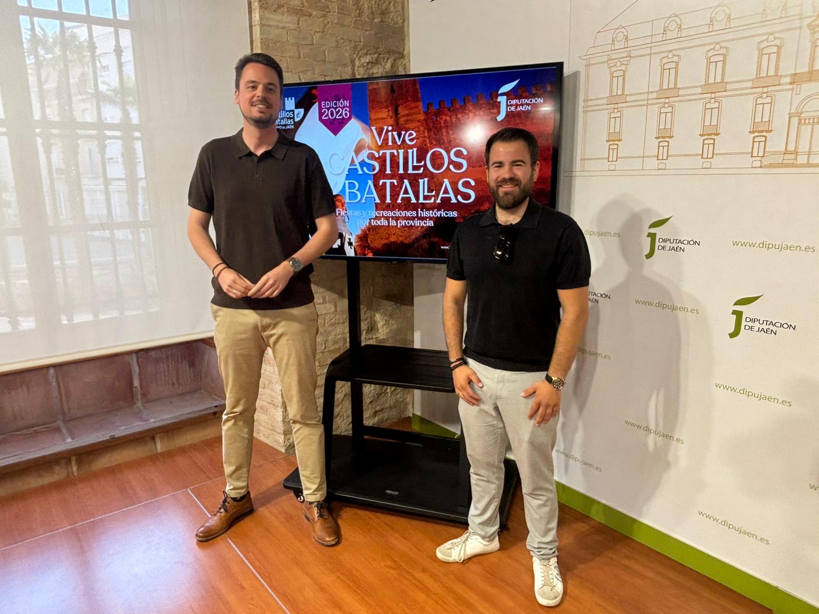 Francisco Javier Lozano y Kevin Izquierdo junto al cartel del programa