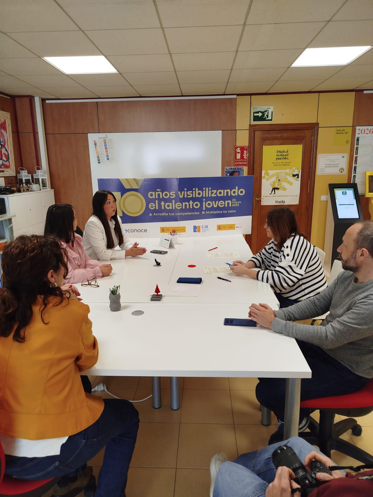 La diputada de Igualdad y Juventud, a la izquierda, durante este encuentro | Diputación de Jaén | Ampliar imagen