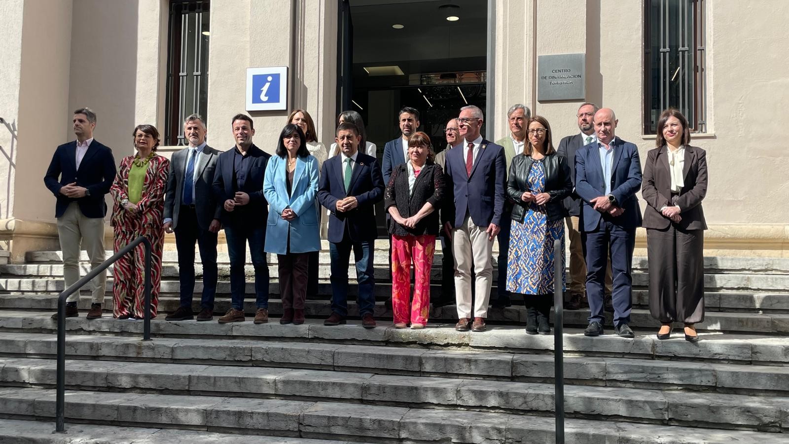 Foto de familia de la Corporación provincial ante las puertas del Centro de Interpretación Turísticas 'Jaén, Paraíso Interior' | Diputación de Jaén | Ampliar imagen