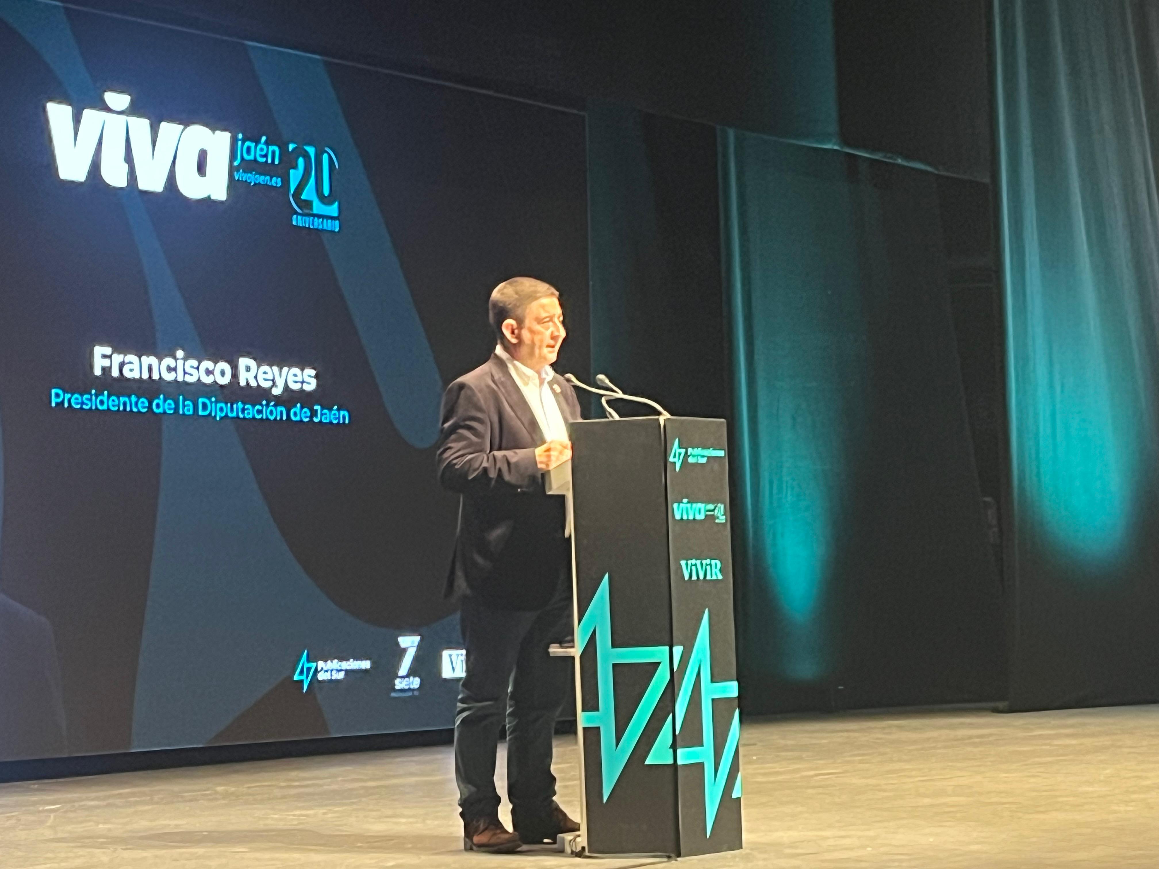El presidente de la Diputación ha asistido en el Teatro Infanta Leonor a la gala organizada con motivo del 20 aniversario de Viva Jaén | Diputación de Jaén | Ampliar imagen