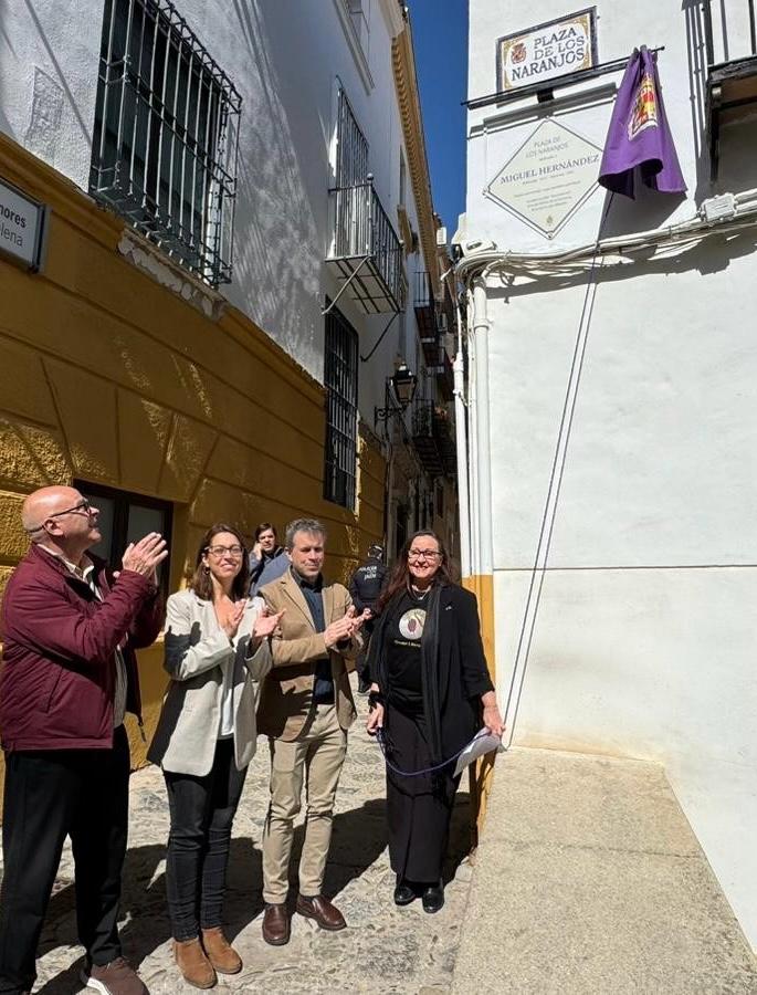 Descubrimiento de la placa dedicada a Miguel Hernández en la Plaza de los Naranjos | Diputación de Jaén | Ampliar imagen