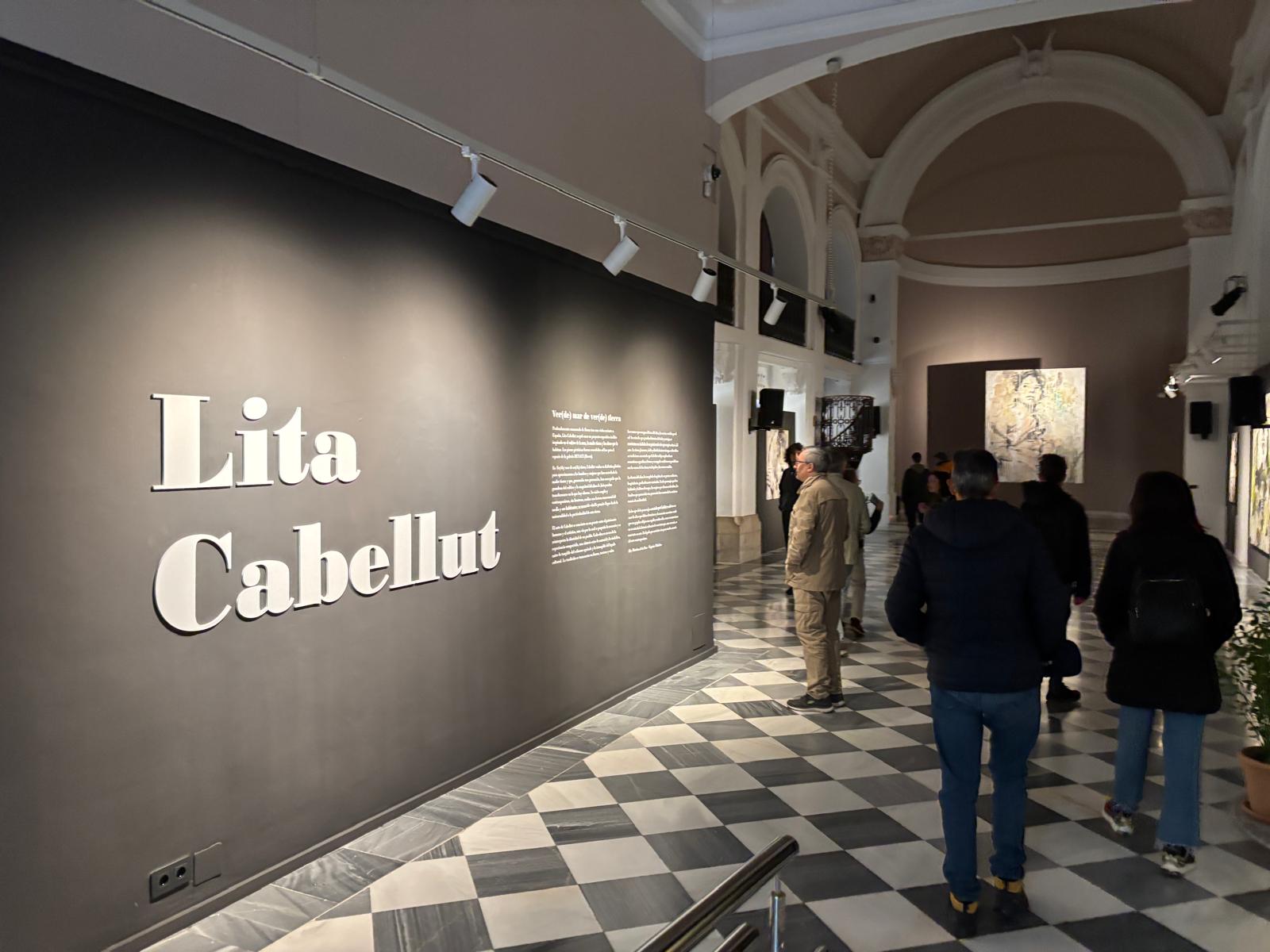 Visitantes a la exposición de Lita Cabellut