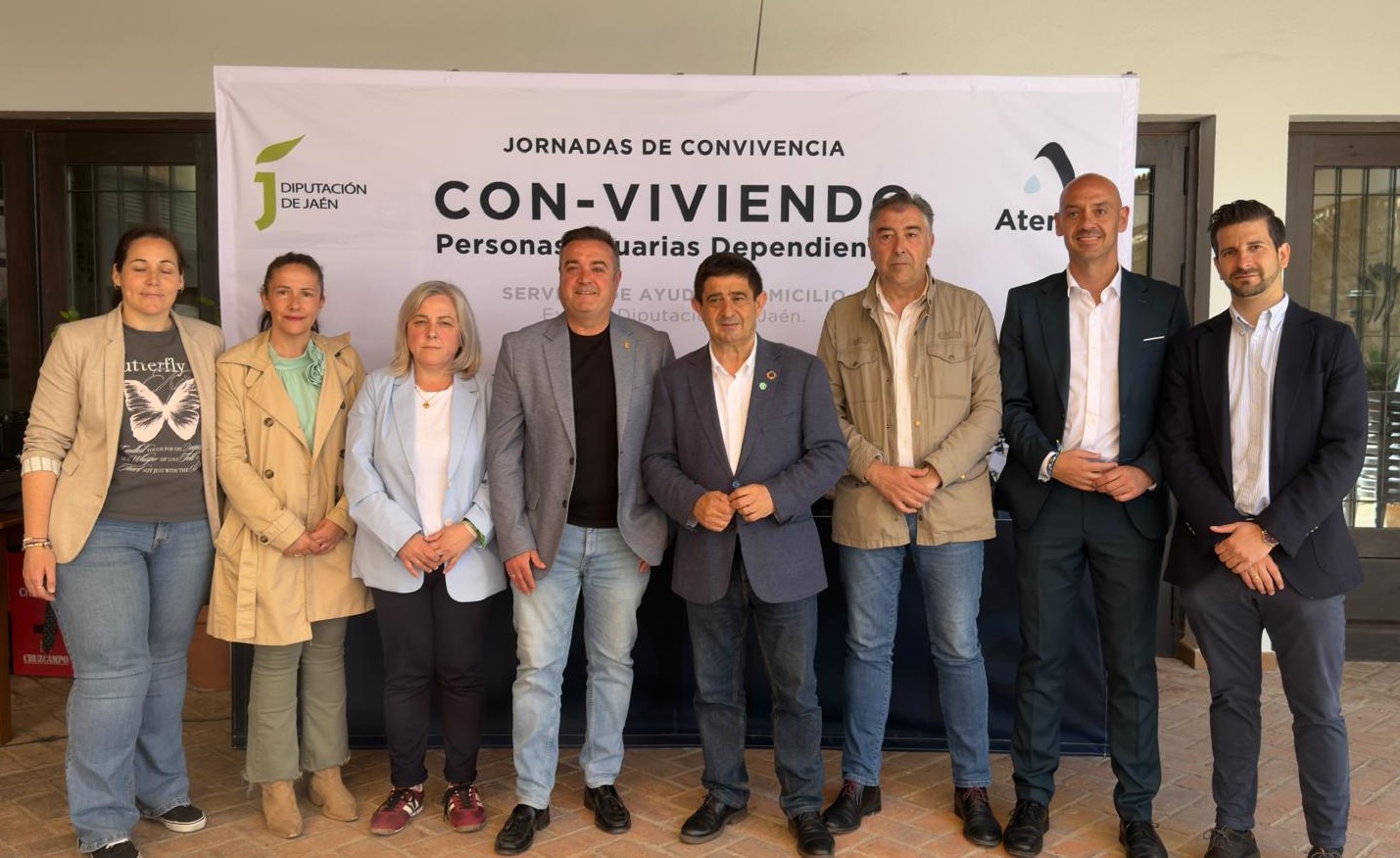 El presidente de la Diputación, en el centro, junto a alcaldes que han estado presentes en esta jornada y responsables de Atende | Diputación de Jaén | Ampliar imagen