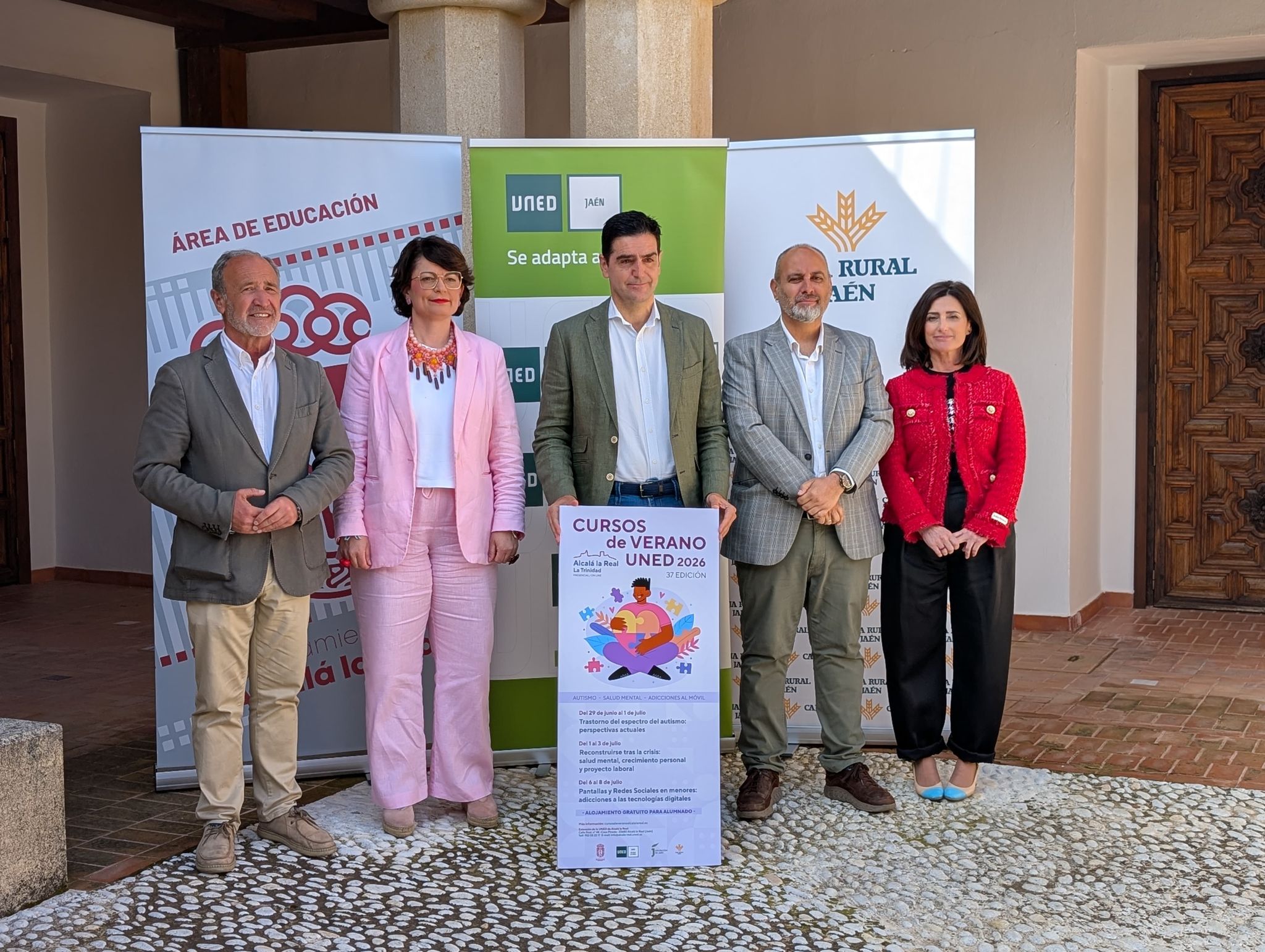 Autoridades participantes en la presentación del programa formativo, que se ha celebrado en el Convento de la Trinidad de Alcalá la Real | Diputación de Jaén | Ampliar imagen