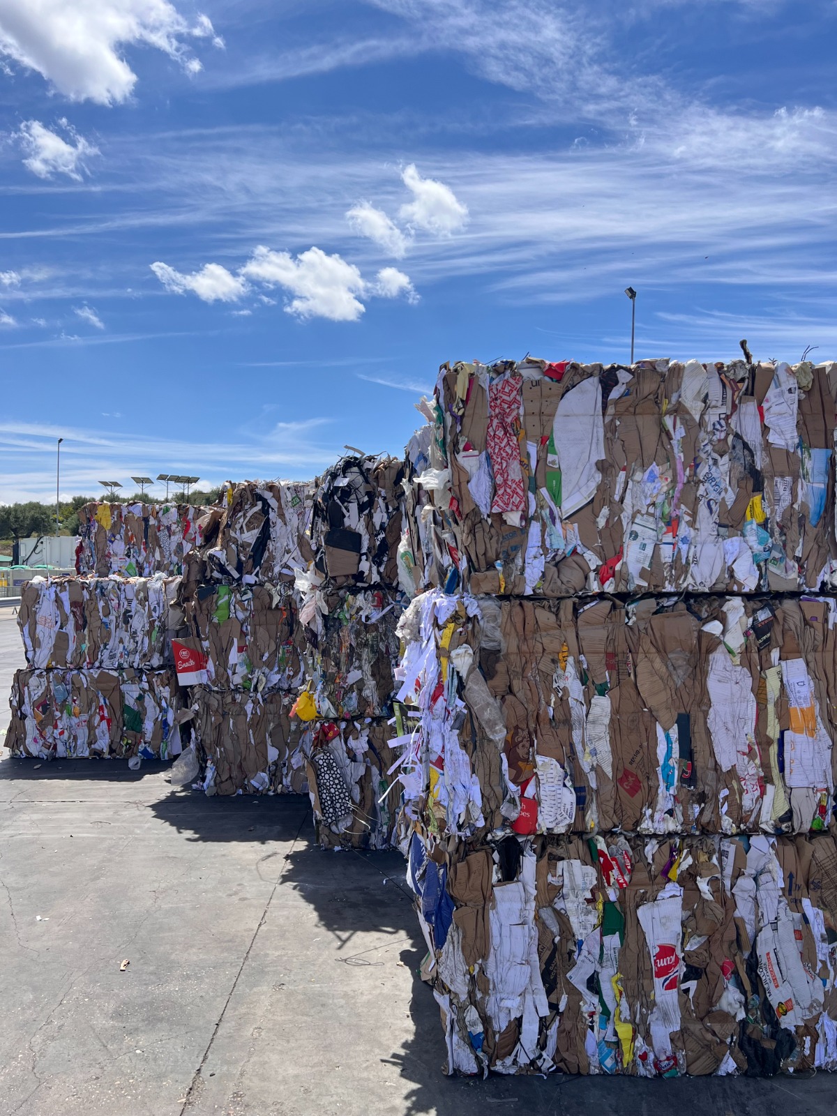 Papel y cartón embalado en una de las plantas de Resurja | Diputación de Jaén | Ampliar imagen