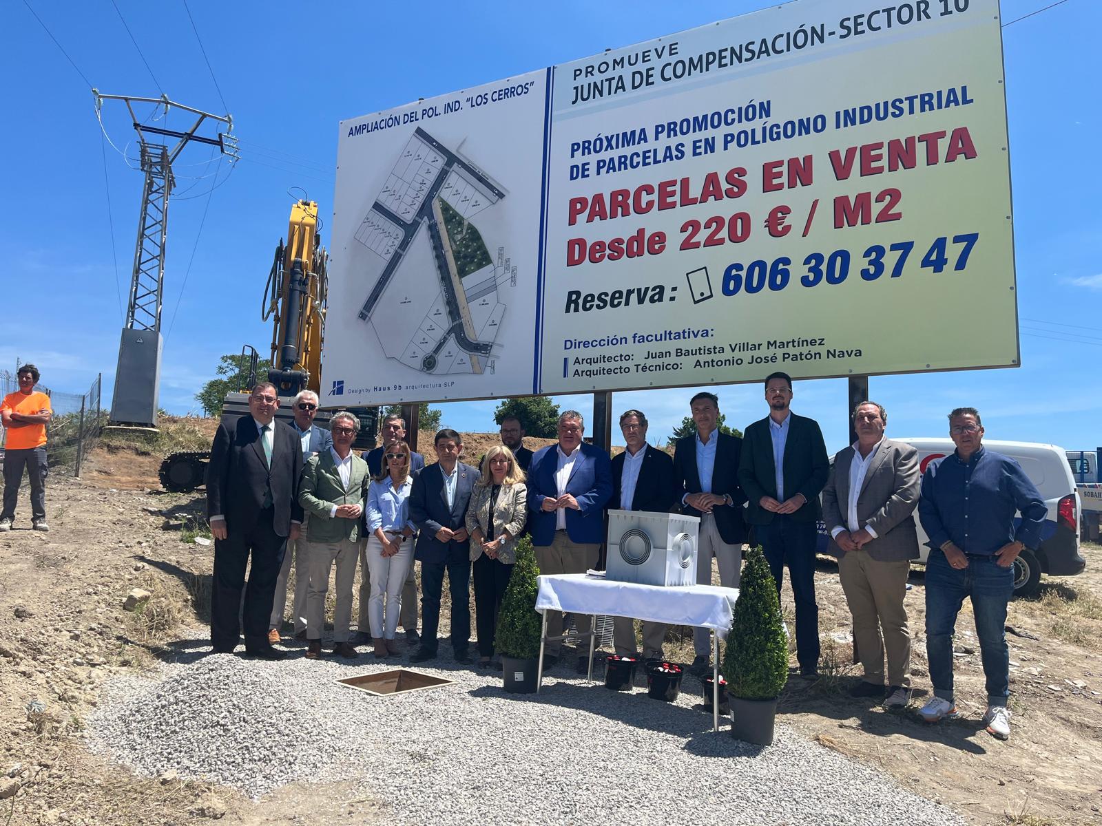 Autoridades y representantes empresariales que han estado presentes en este acto | Diputación de Jaén | Ampliar imagen