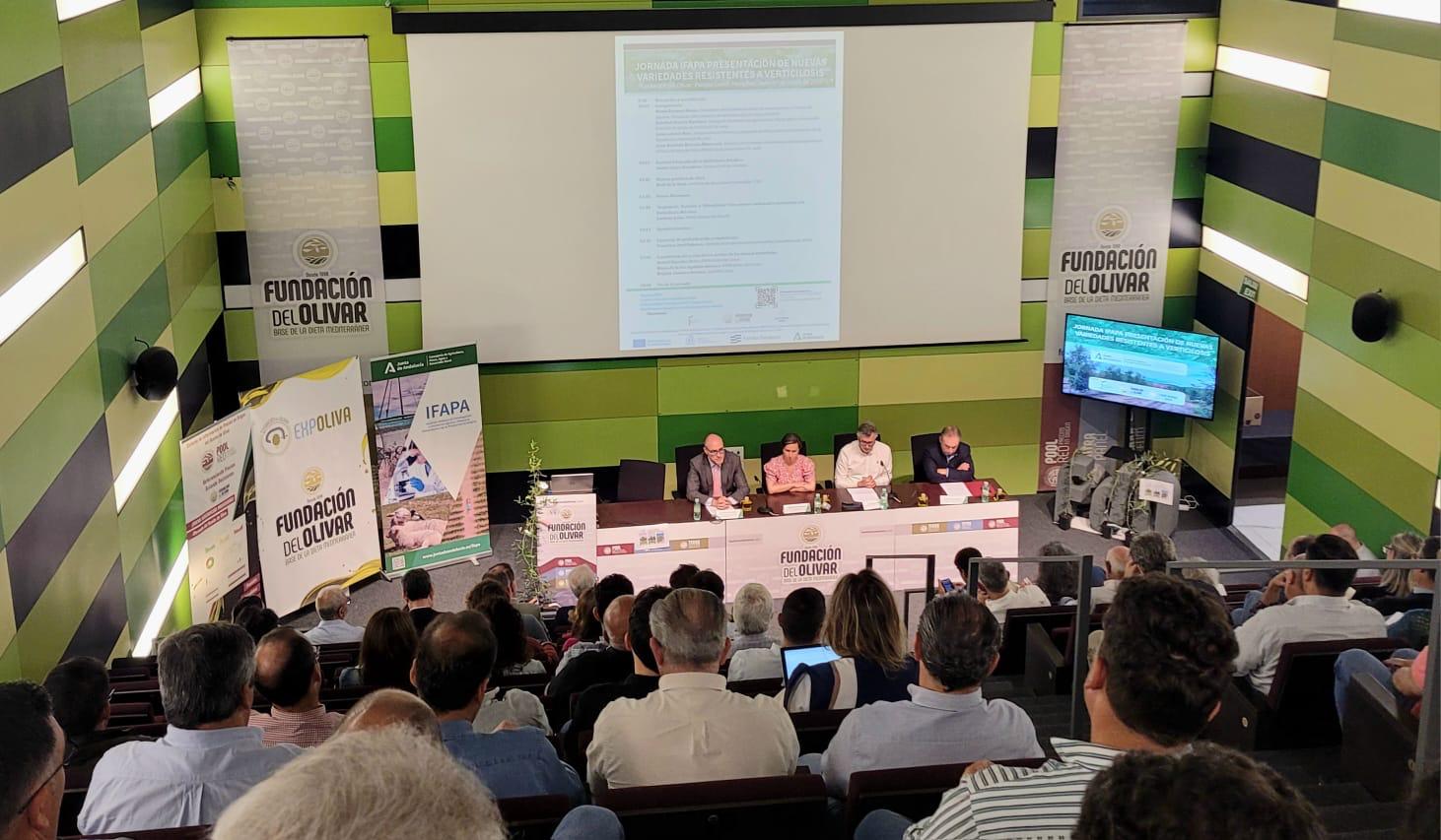 Autoridades presentes en esta jornada celebrada en Geolit | Diputación de Jaén | Ampliar imagen