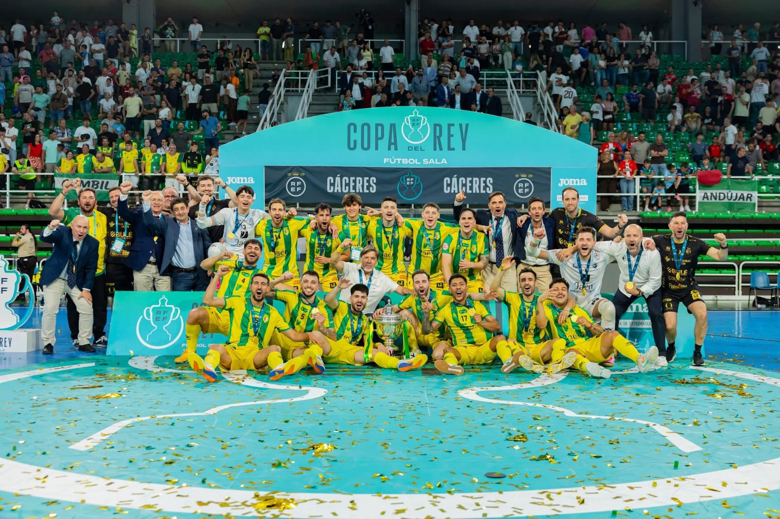 Reyes celebra la conquista de la Copa del Rey junto a los jugadores, cuerpo técnico y directiva del Jaén Paraíso Interior