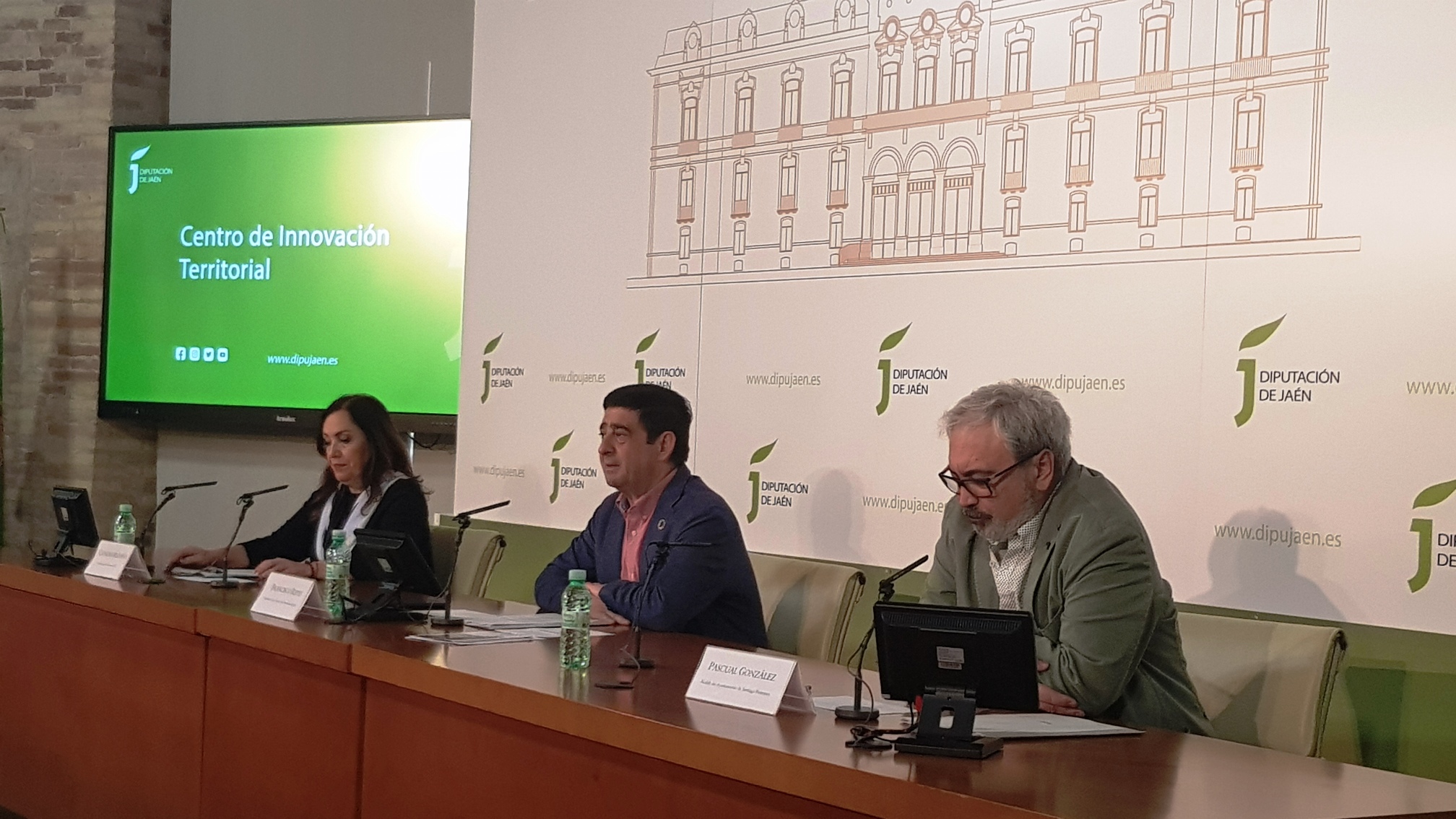 Catalina Madueño, Francisco Reyes y Pascual González han presentado este centro. JPG de 717 KB  | Imagen en ventana nueva | Diputación de Jaén 