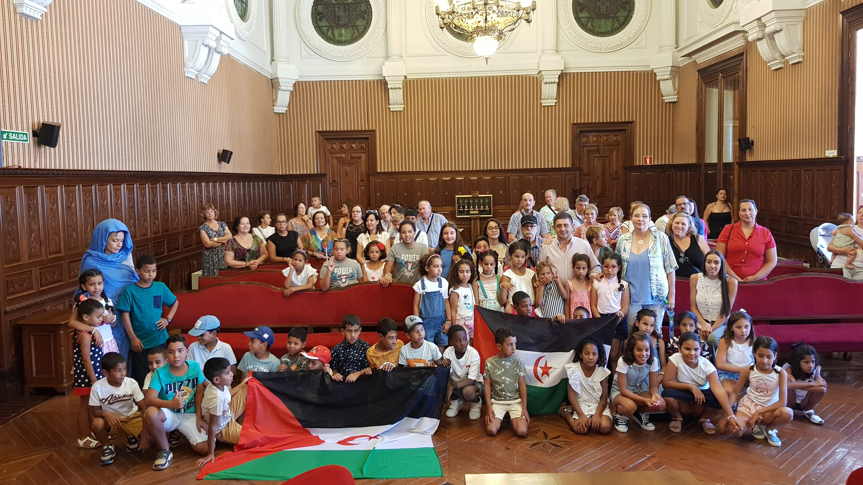 El presidente de la Diputación recibe a los menores saharauis que participan en el programa Vacaciones en Paz. JPG de 1,20 MB | Diputación de Jaén | Ampliar imagen