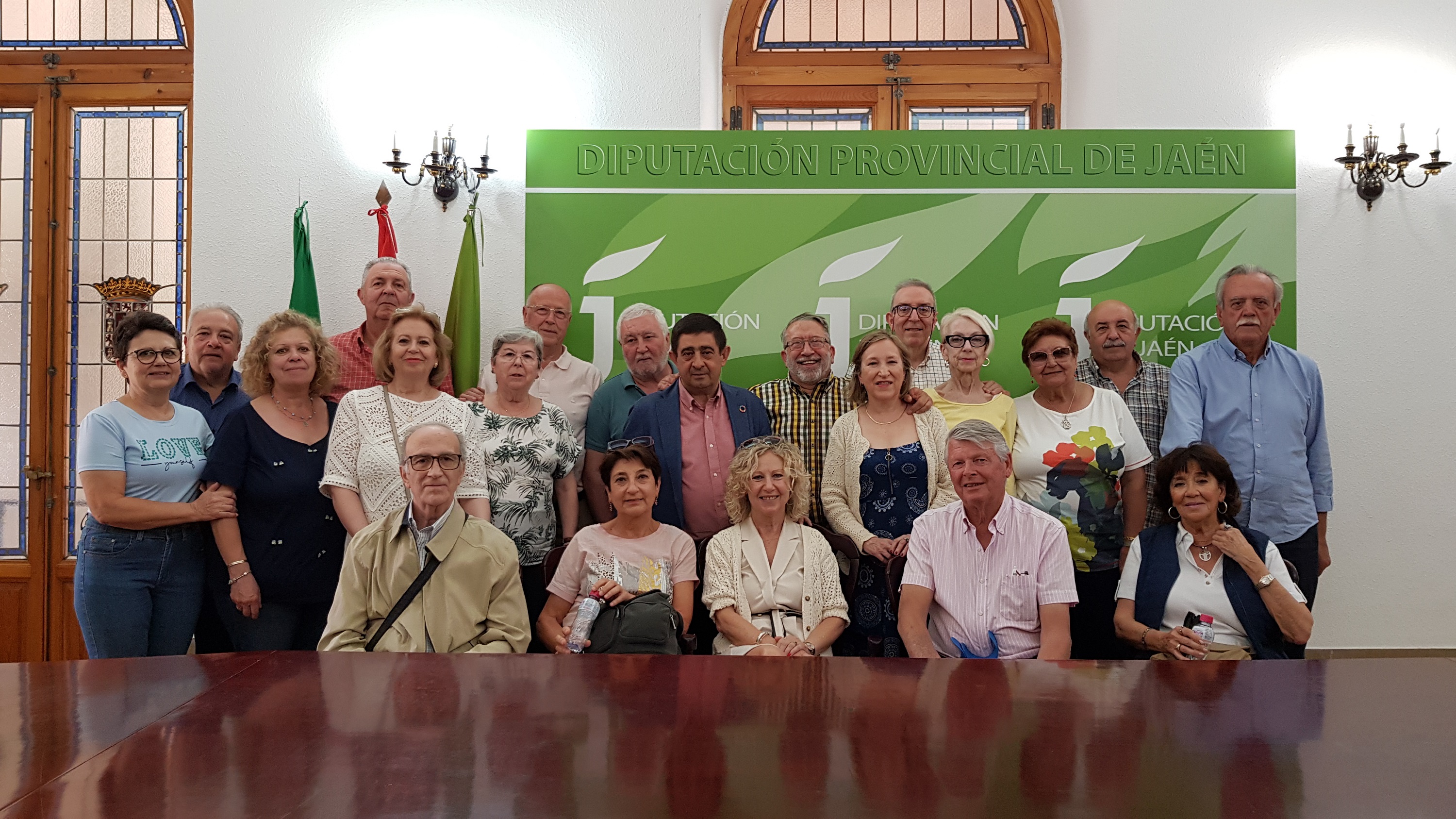 El presidente de la Diputación de Jaén en funciones recibe a alumnos de la promoción 1971-73 de la Escuela de Turismo Auringis. JPG de 1,5 MB