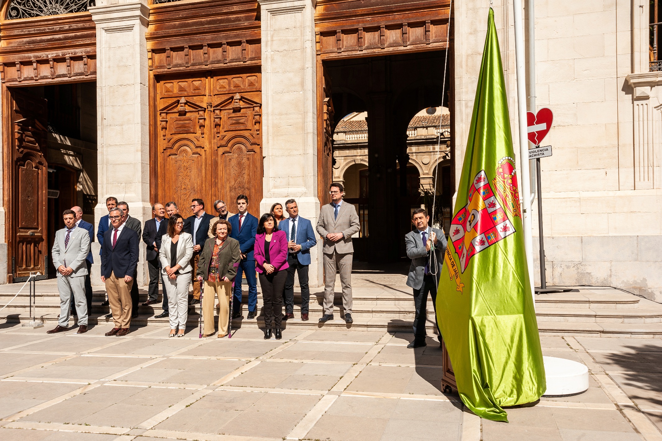 El presidente de la Diputación, con miembros de la Corporación provincial detrás. JPG de 1237 KB  | Imagen en ventana nueva | Diputación de Jaén 