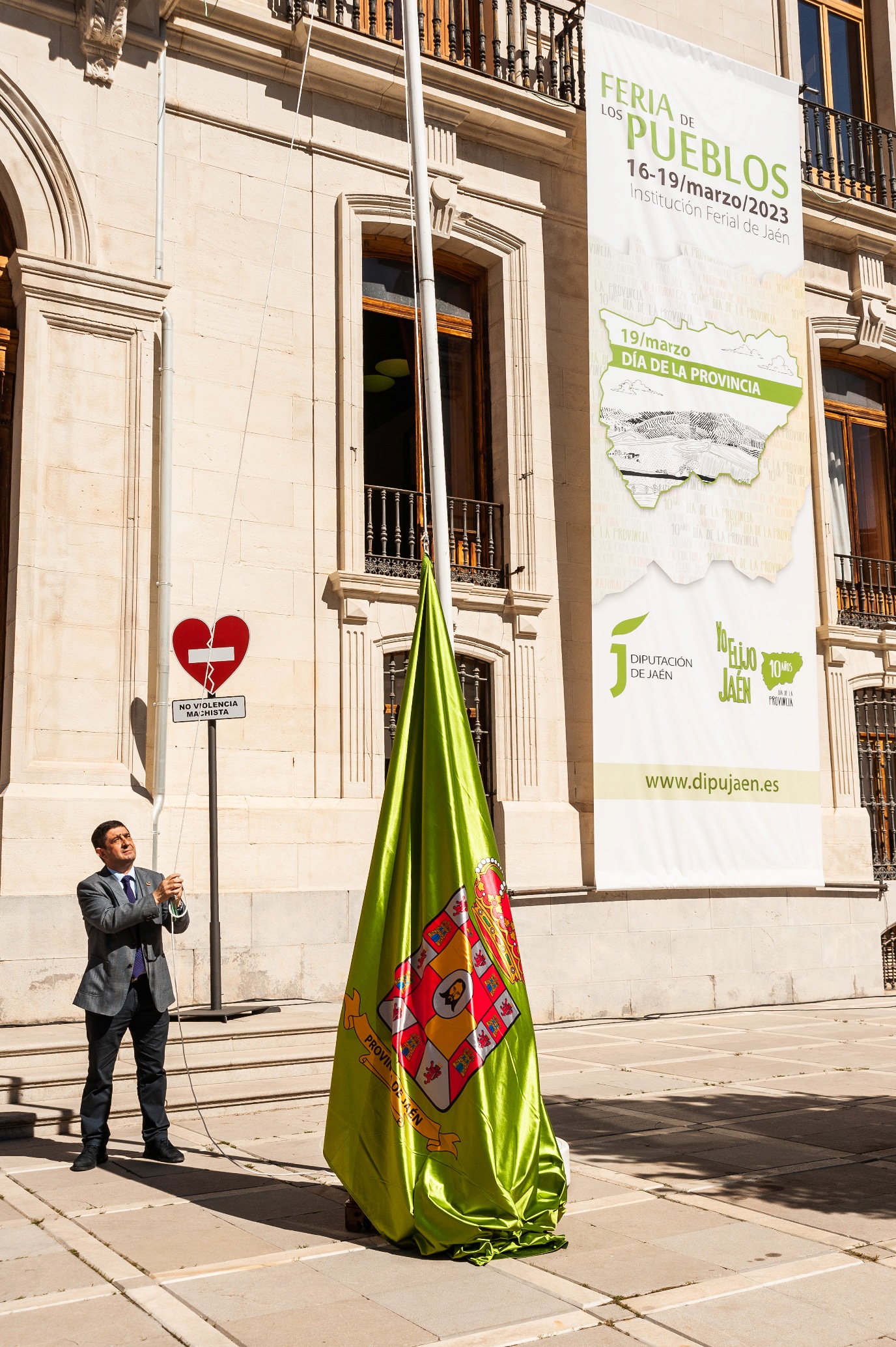Francisco Reyes, en un momento del izado de la bandera de la provincia. JPG de 999 KB | Ampliar en ventana nueva | Diputación de Jaén
