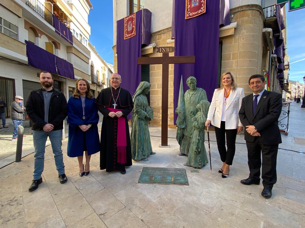 El presidente de la Diputación participa en la inauguración del monumento a la Semana Santa de Baeza