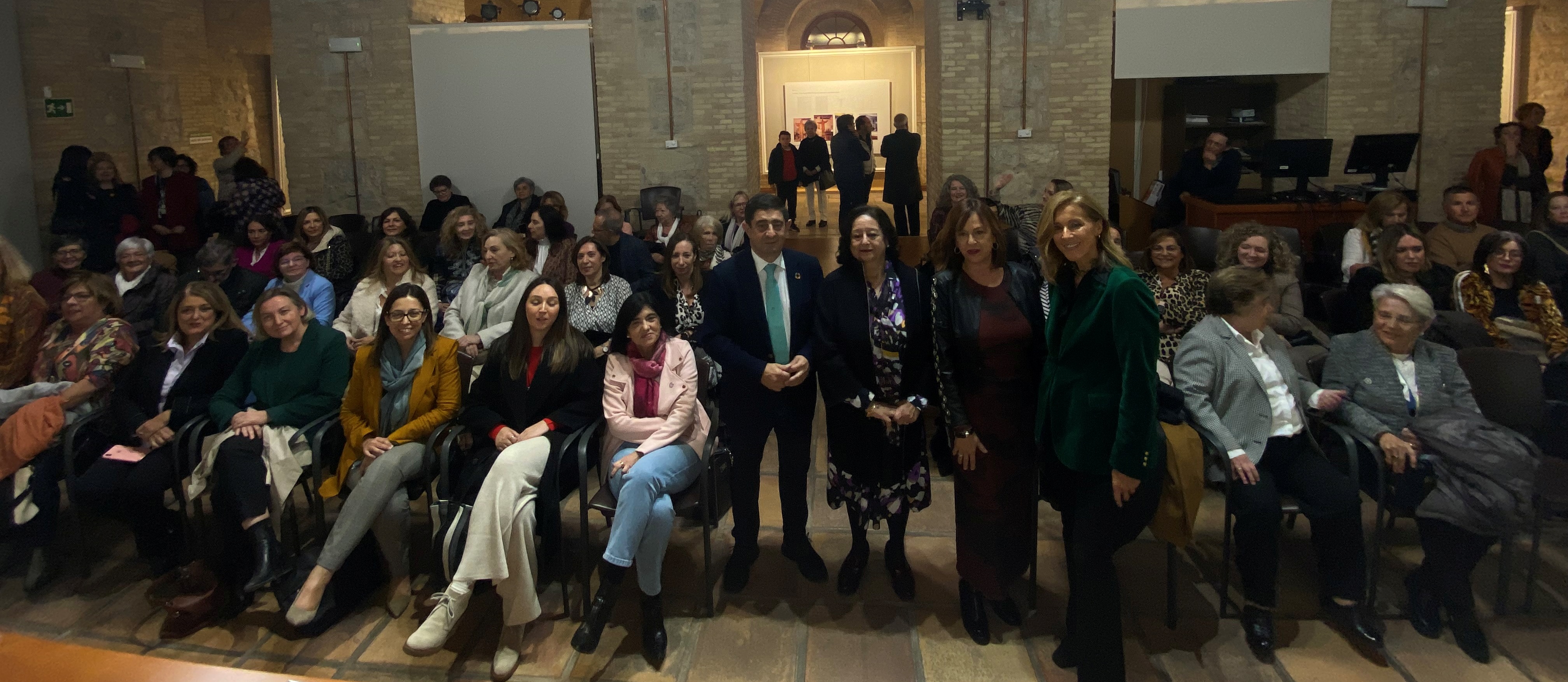 Foto de familia tras la mesa redonda celebrada en el Aula de Cultura del Palacio Provincial. JPG de 1,91 KB | Diputación de Jaén | Ampliar imagen