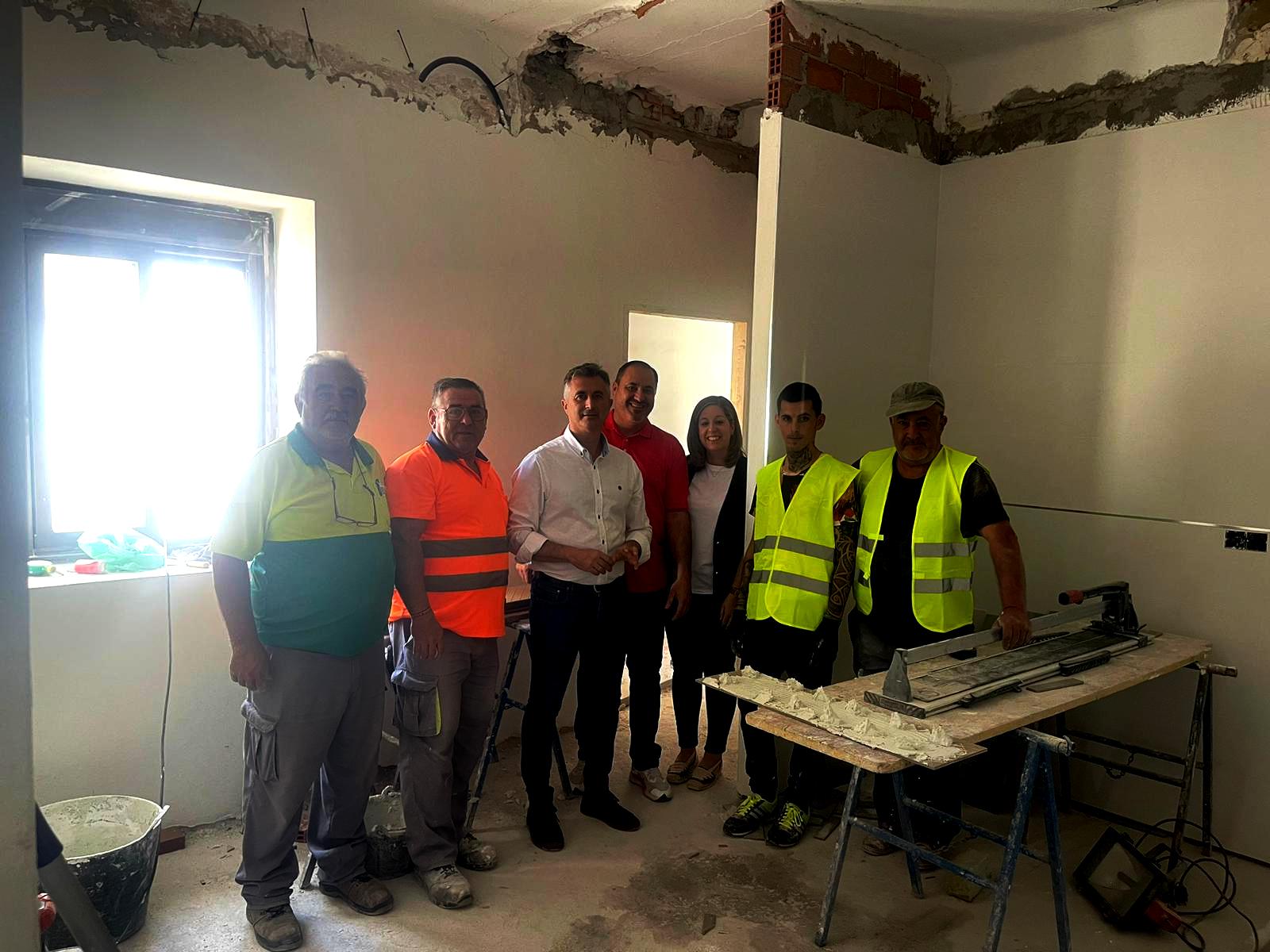 José Luis Agea visita las obras en la casa cuartel de la Guardia Civil de Fuerte del Rey. JPG de 186 KB