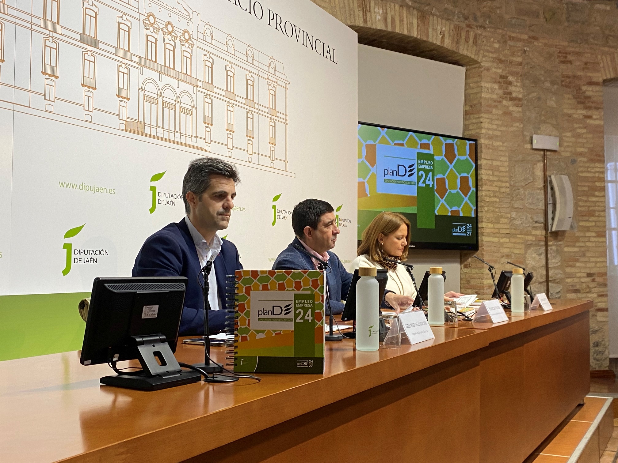 Luis Miguel Carmona, Paco Reyes y Lourdes Martínez durante la presentación del Plan de Empleo y Empresa 2024. JPG de 936 KB | Diputación de Jaén | Ampliar imagen