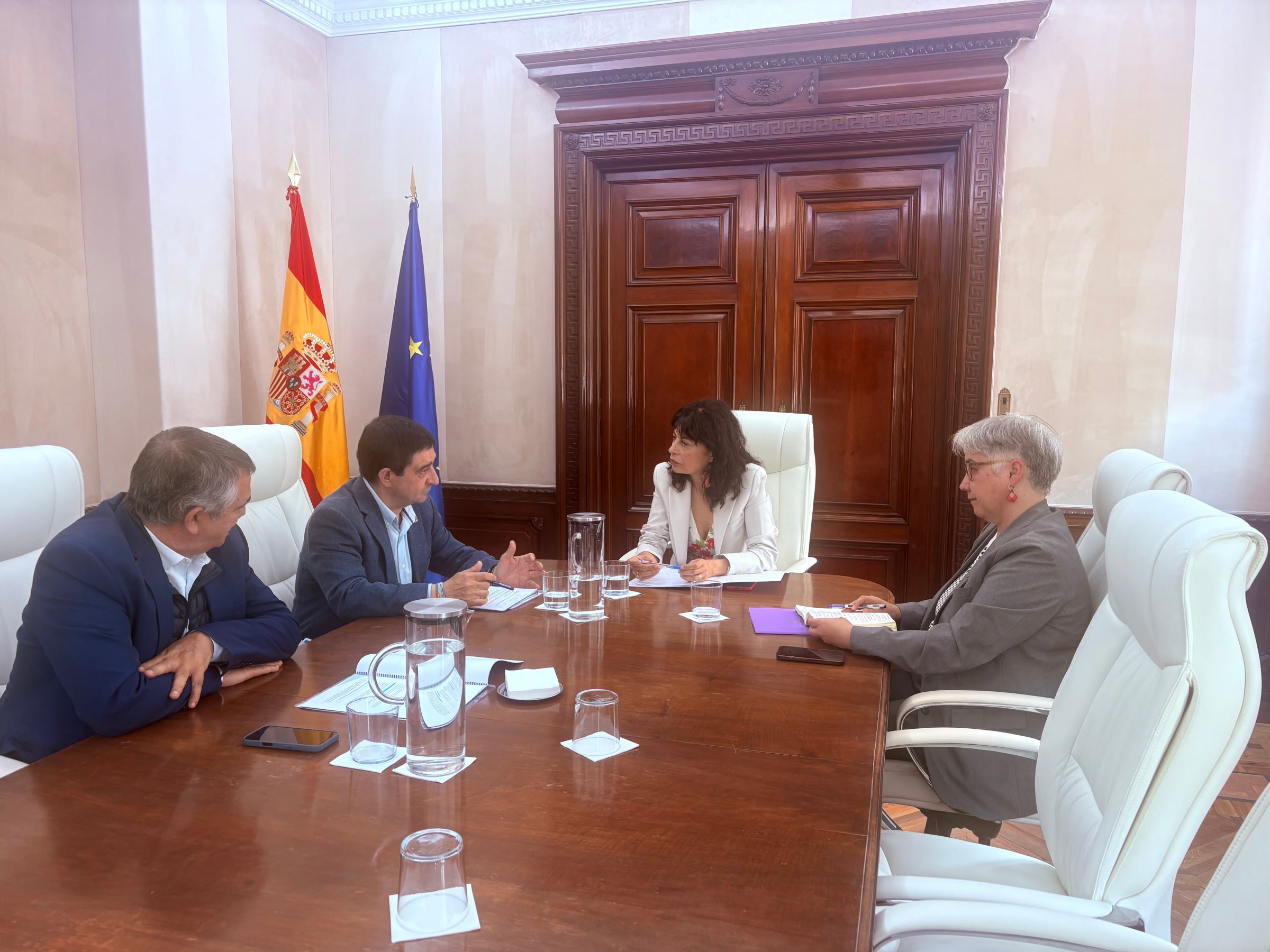 Paco Reyes ha mantenido un encuentro institucional con la ministra de Igualdad, Ana Redondo, en Madrid | Diputación de Jaén | Ampliar imagen