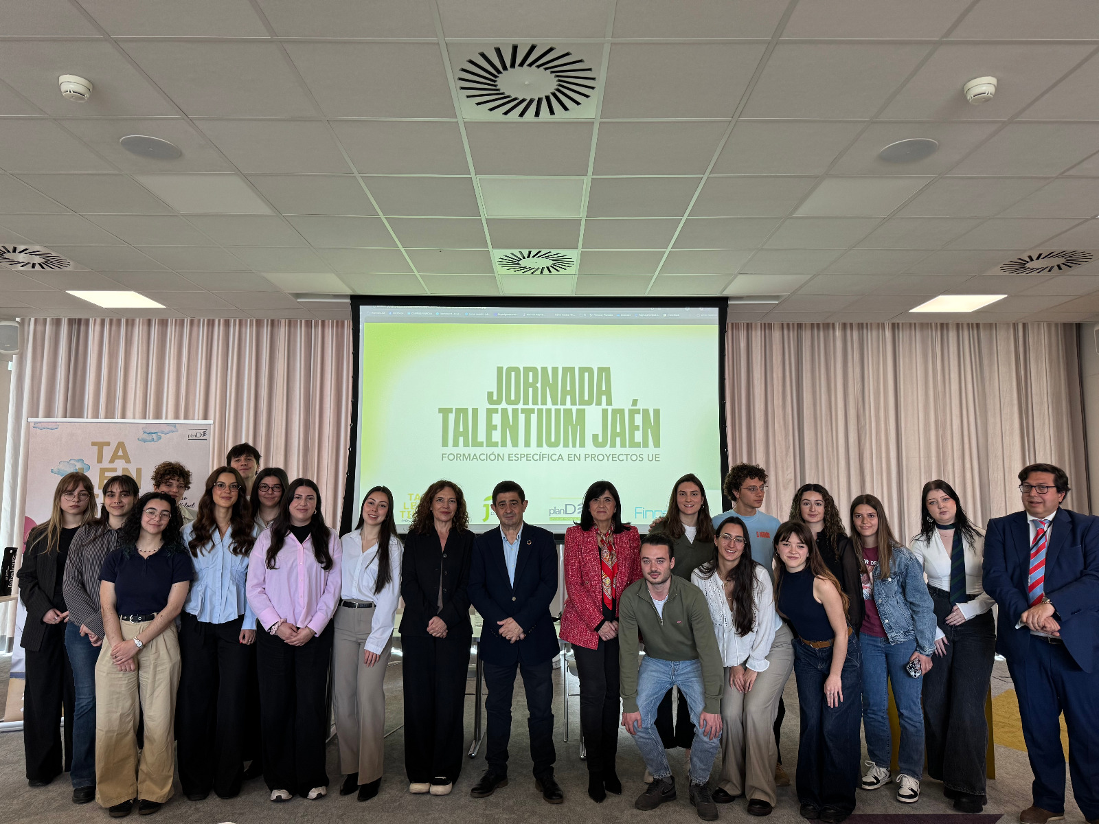 Paco Reyes y Francisca Medina, junto a alumnado beneficiario de Talentium Jaén 2025