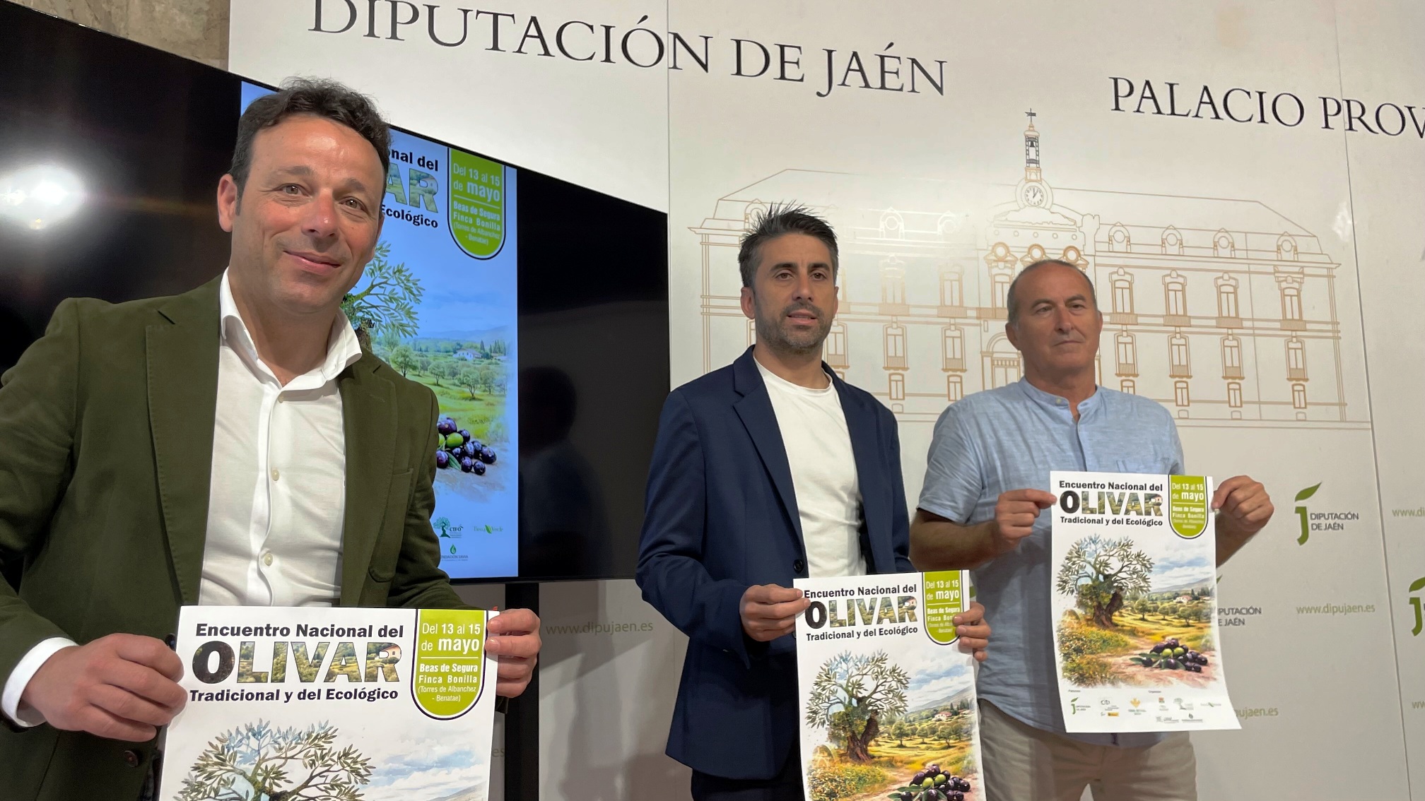 Javier Perales, José Alberto Rodríguez y Vicente Rodríguez muestran el cartel de este encuentro