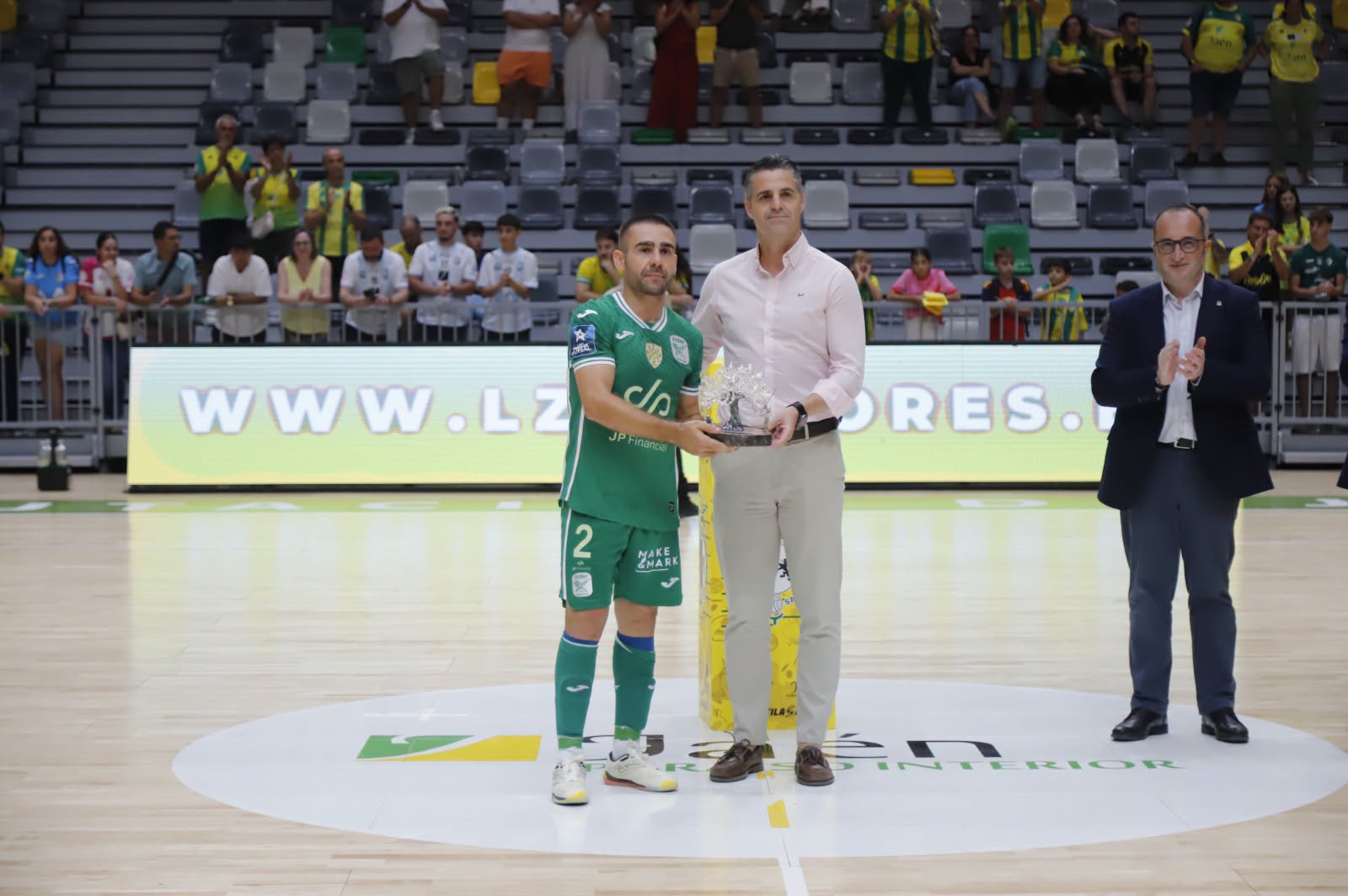 El diputado de Empleo y Empresa hizo entrega del trofeo al conjunto madrileño