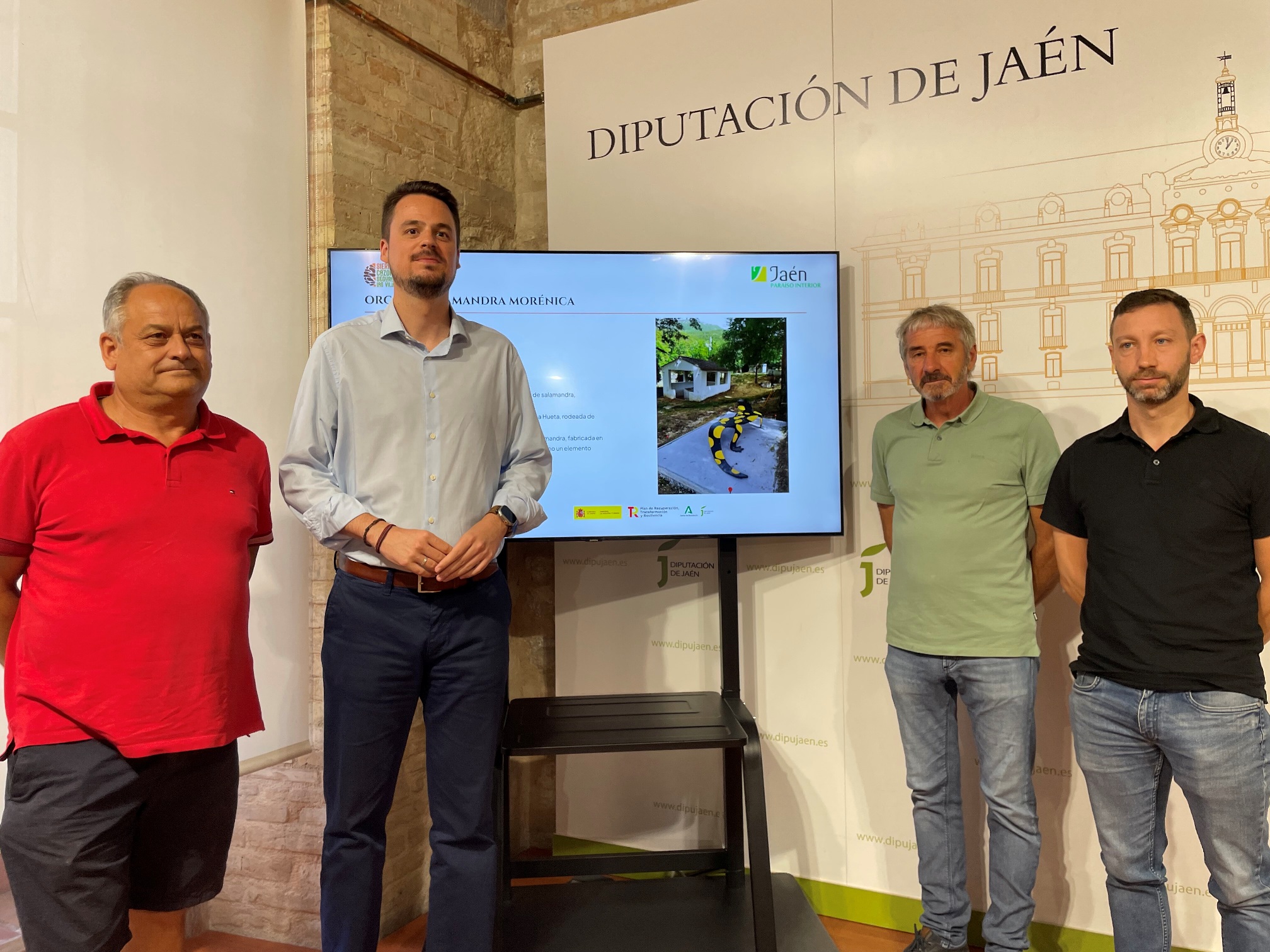 Francisco Javier Lozano y José Fernández Ríos, en el centro, flanqueados por los alcaldes de Orcera, Juan Francisco Fernández, y La Iruela, Daniel Sánchez, ante el hito de la salamandra
