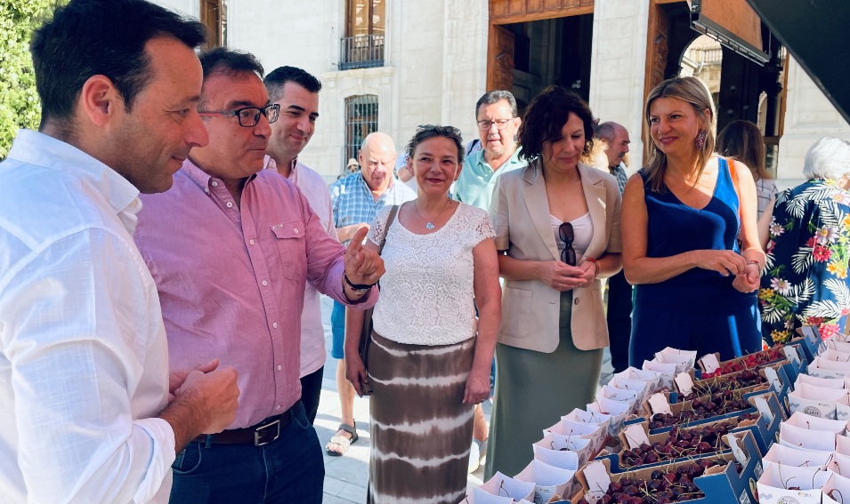 Las cerezas de Torres y de Castillo de Locubín se degustan en la lonja del Palacio Provincial | Diputación de Jaén | Ampliar imagen