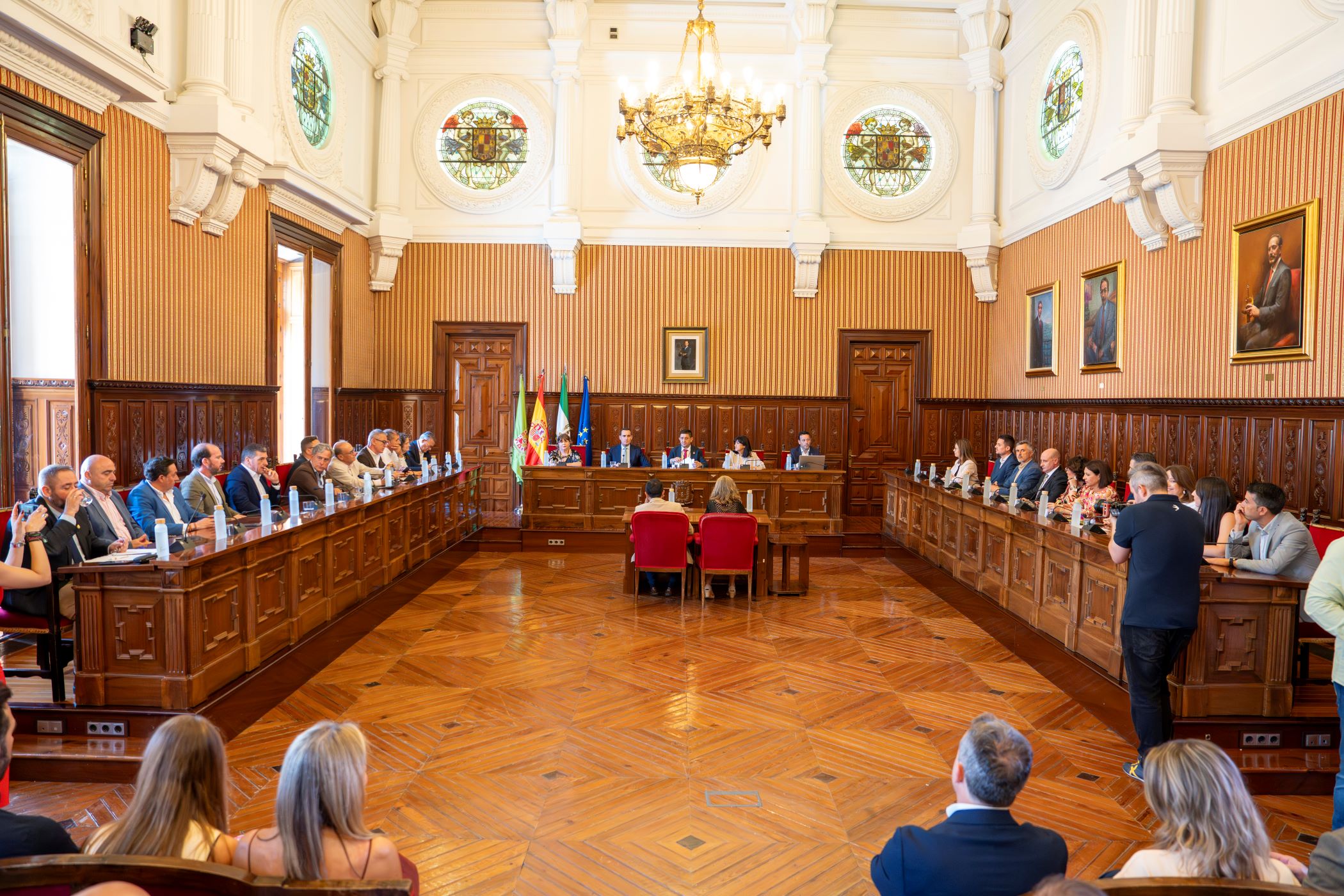 Asistentes a este pleno extraordinario de la Diputación